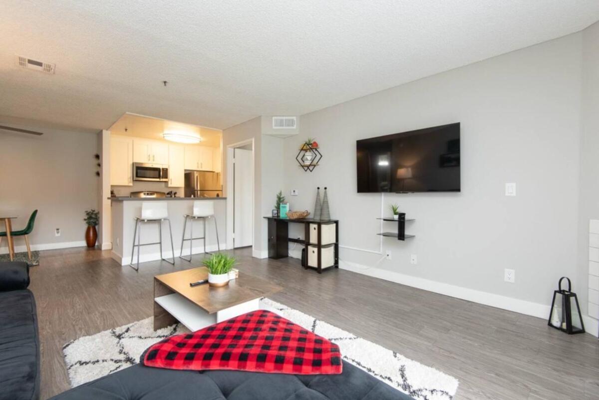 Snazzy 2bd Rooftop Pool & Iconic Hollywood Sign Views * Los Angeles