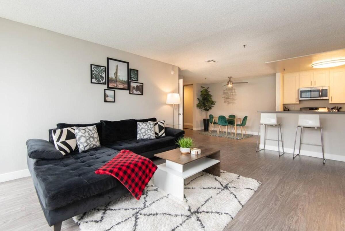 Snazzy 2bd Rooftop Pool & Iconic Hollywood Sign Views Apartment *