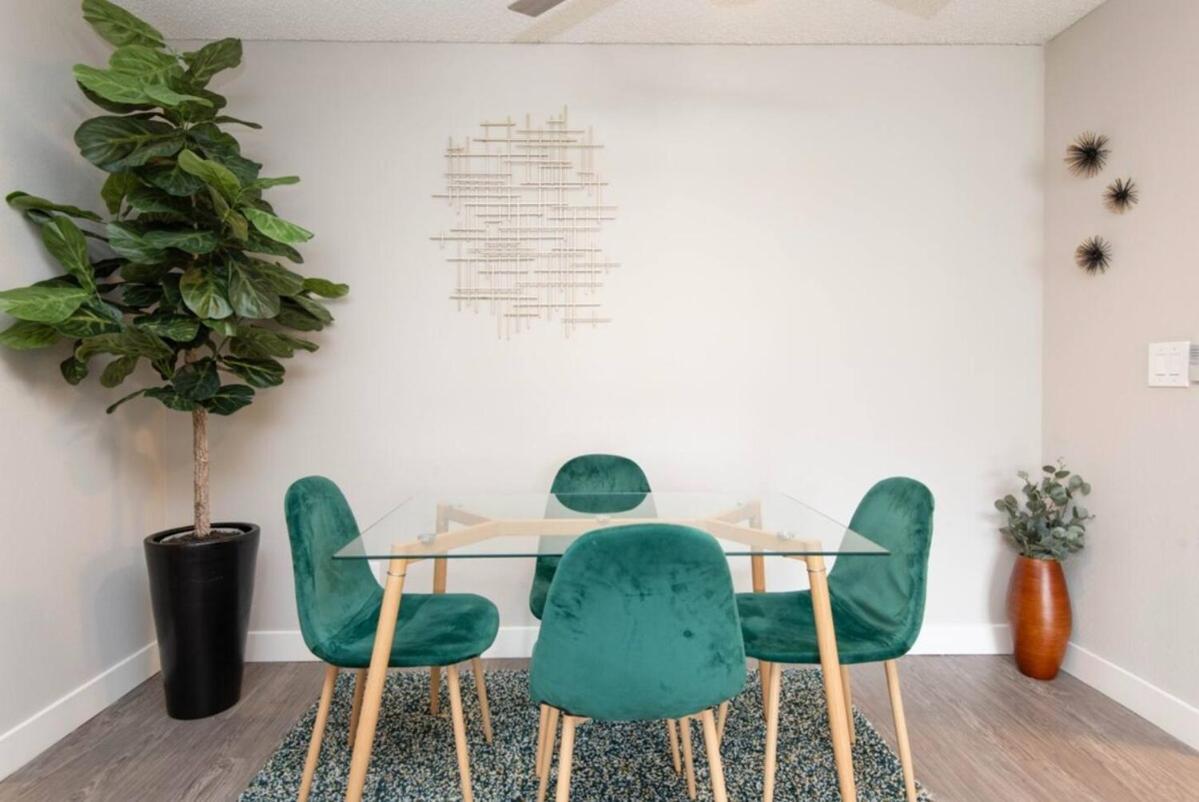 Snazzy 2bd Rooftop Pool & Iconic Hollywood Sign Views Apartment Los Angeles