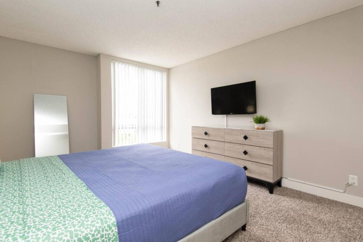 Apartment Snazzy 2bd Rooftop Pool & Iconic Hollywood Sign Views Los Angeles