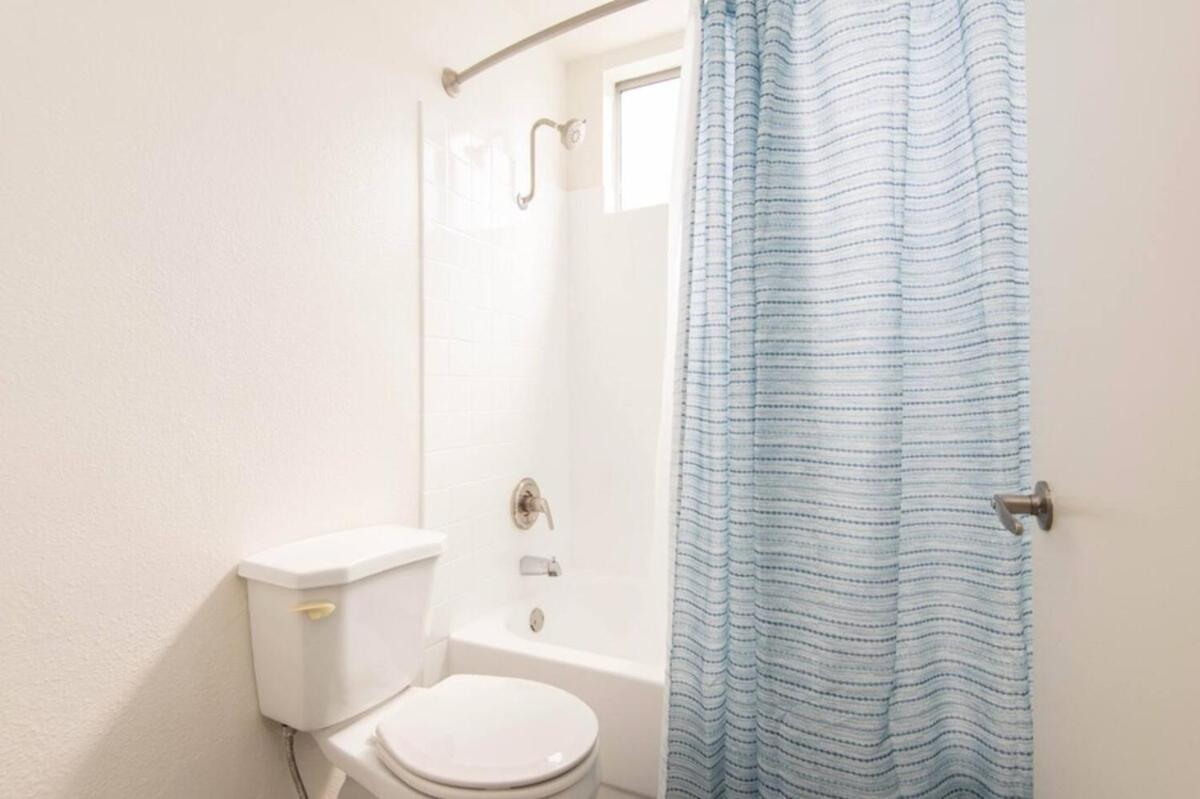 Snazzy 2bd Rooftop Pool & Iconic Hollywood Sign Views Apartment *