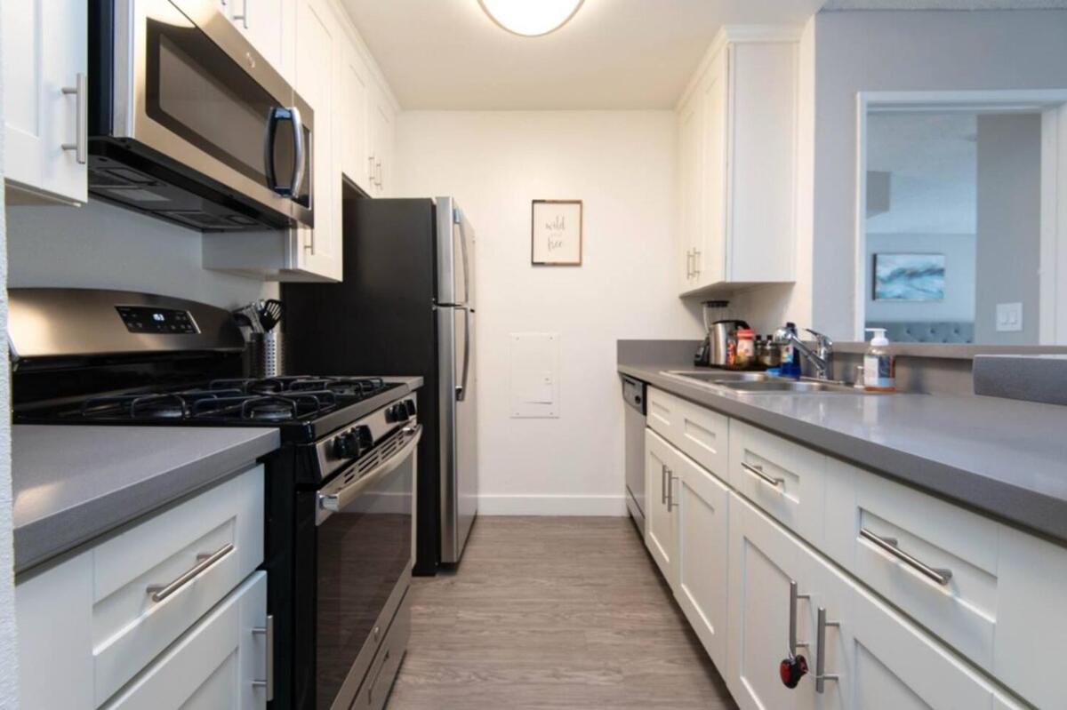 Snazzy 2bd Rooftop Pool & Iconic Hollywood Sign Views Apartment