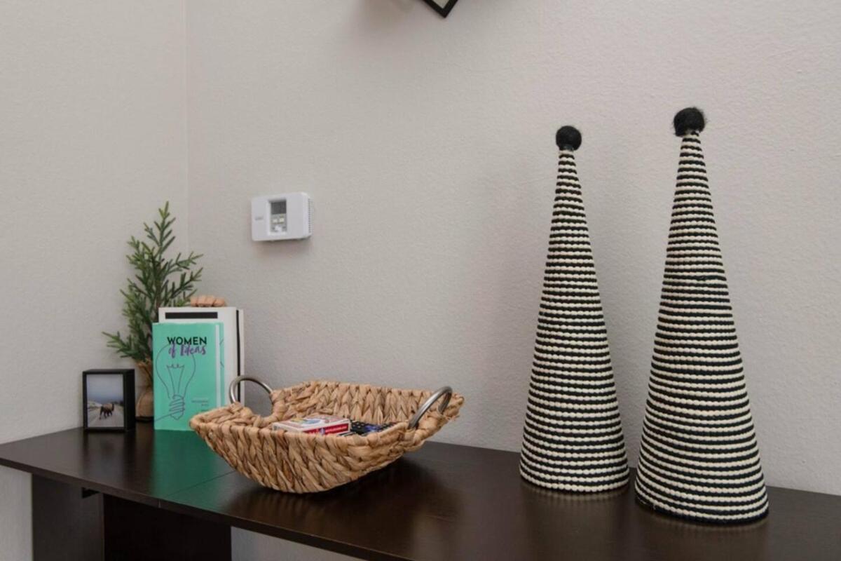 Snazzy 2bd Rooftop Pool & Iconic Hollywood Sign Views Apartment *