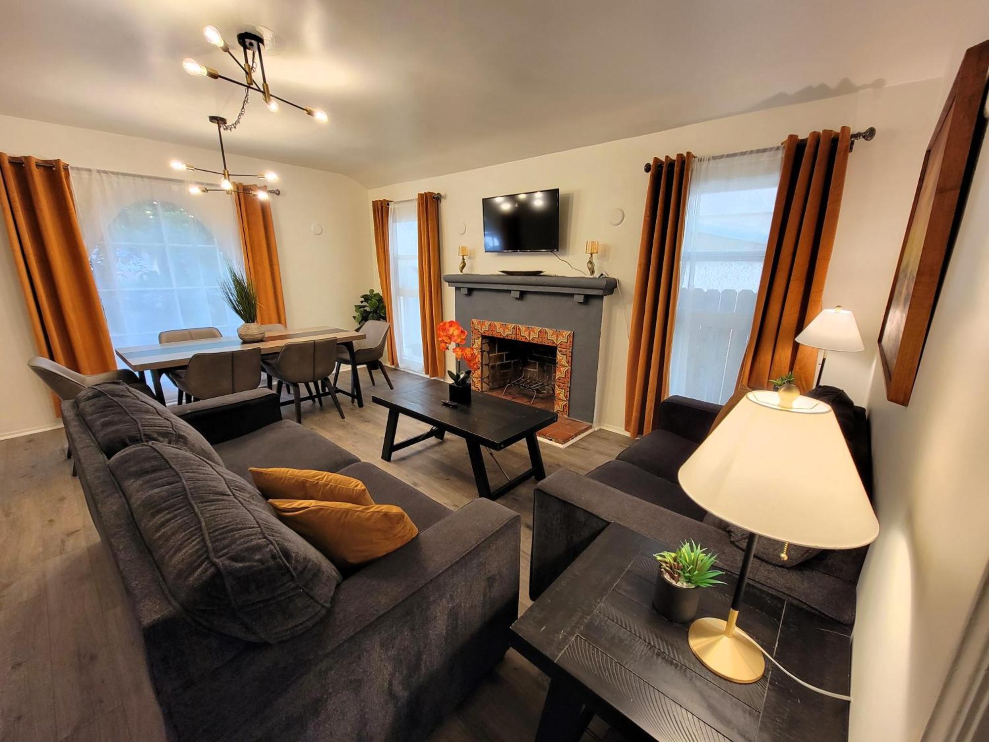Perfectly Located Pico Robertson Ground Floor 3 Bedroom Walk To Restaurants Wifi Tv Game Console Parking 5 Minutes To Rodeo Drive Apartment Los Angeles