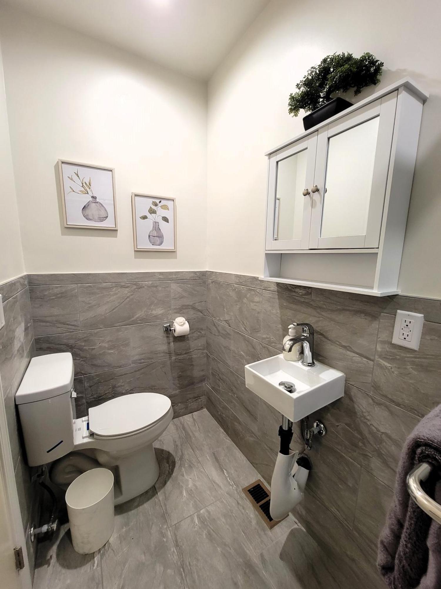 Apartment Perfectly Located Pico Robertson Ground Floor 3 Bedroom Walk To Restaurants Wifi Tv Game Console Parking 5 Minutes To Rodeo Drive *