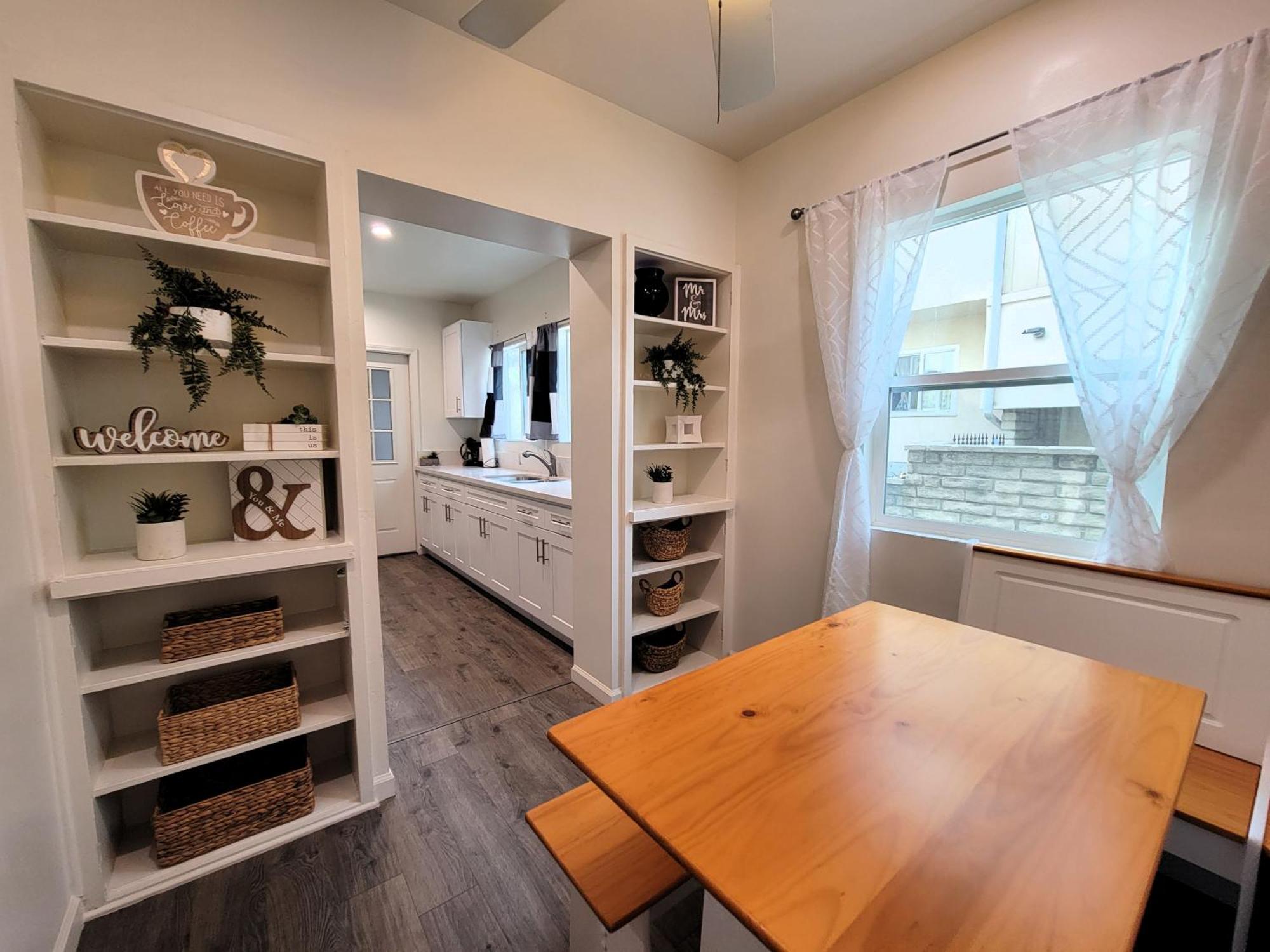 Perfectly Located Pico Robertson Ground Floor 3 Bedroom Walk To Restaurants Wifi Tv Game Console Parking 5 Minutes To Rodeo Drive Apartment
