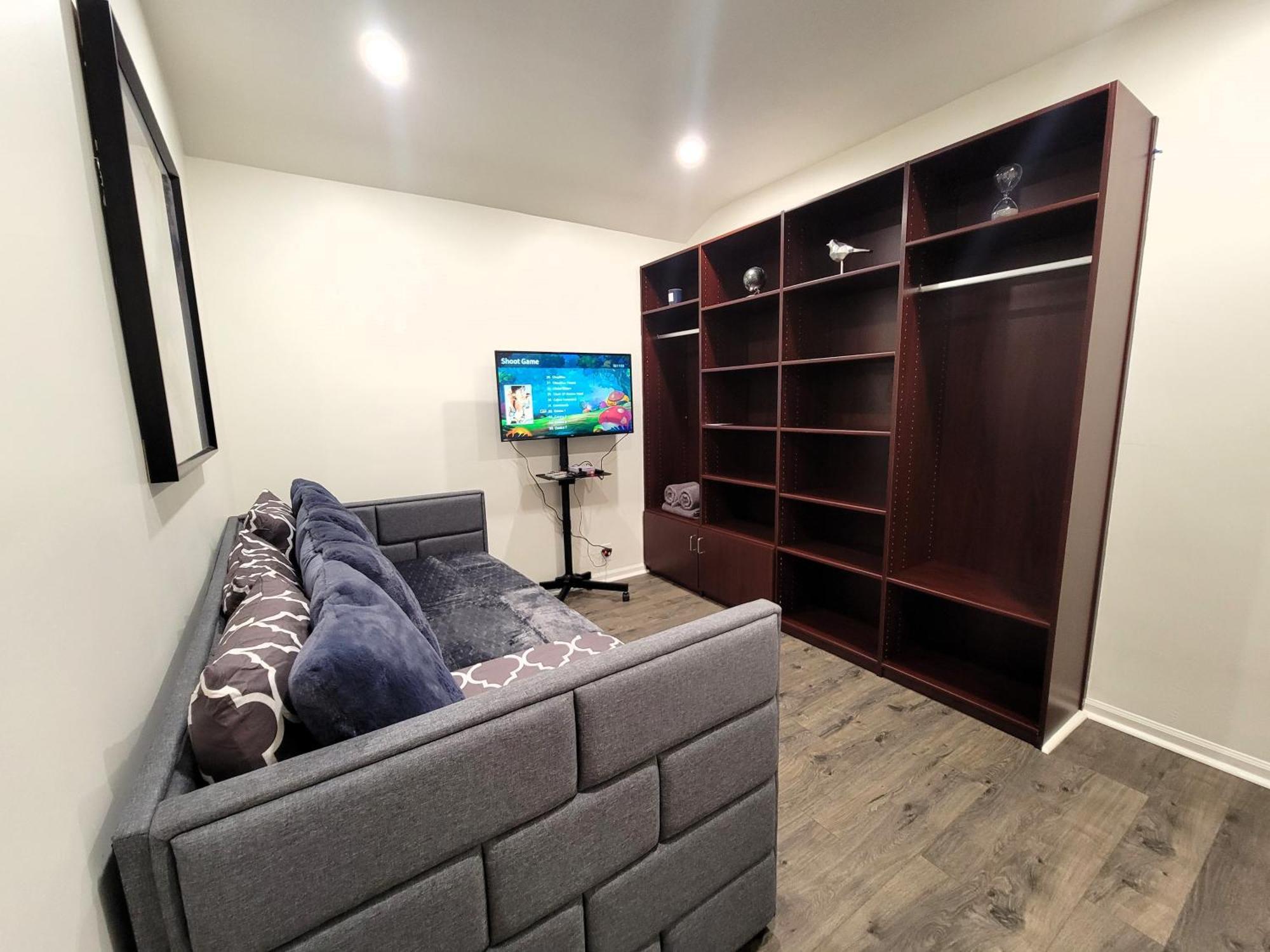 Perfectly Located Pico Robertson Ground Floor 3 Bedroom Walk To Restaurants Wifi Tv Game Console Parking 5 Minutes To Rodeo Drive Apartment