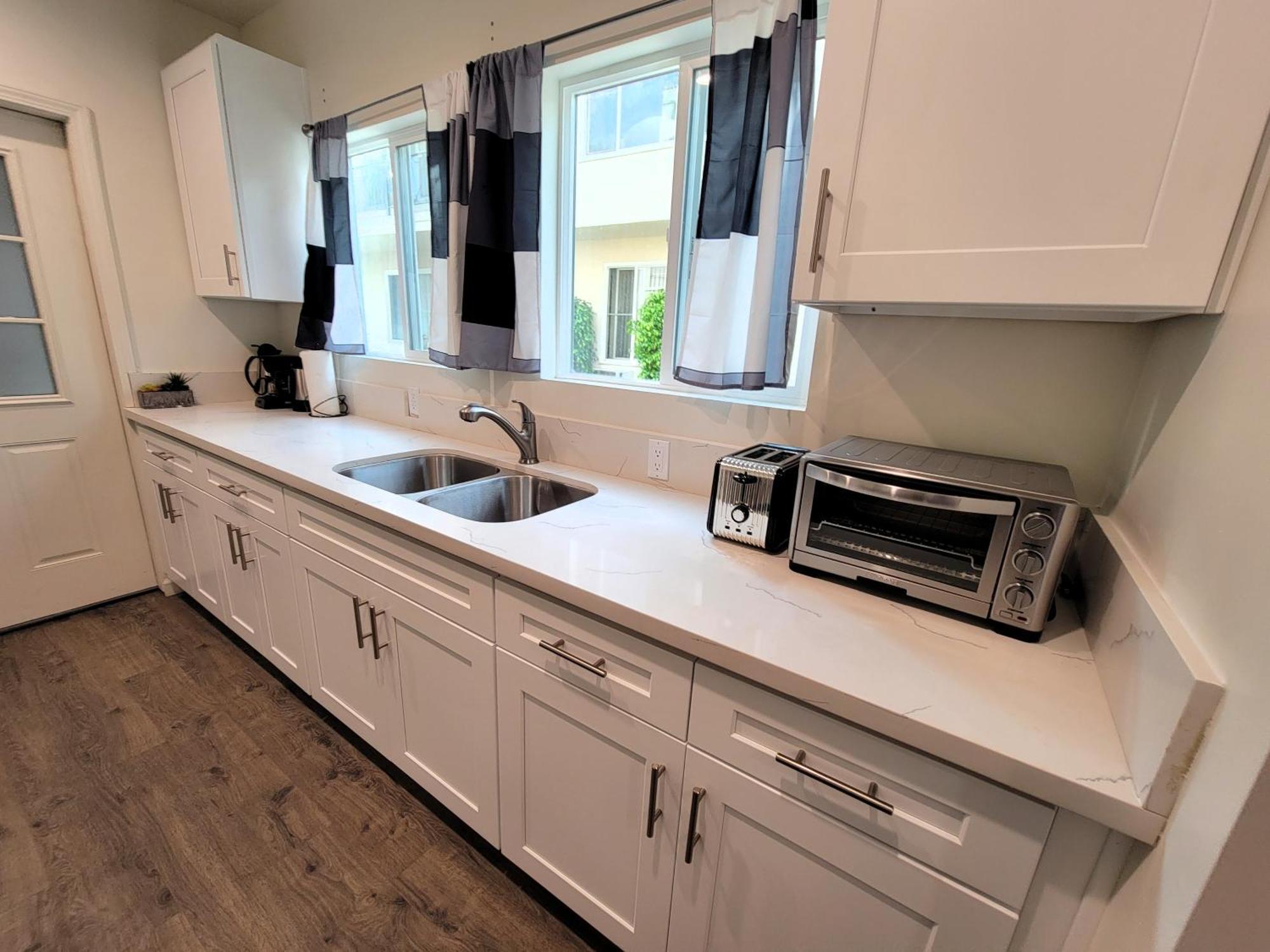 Apartment Perfectly Located Pico Robertson Ground Floor 3 Bedroom Walk To Restaurants Wifi Tv Game Console Parking 5 Minutes To Rodeo Drive