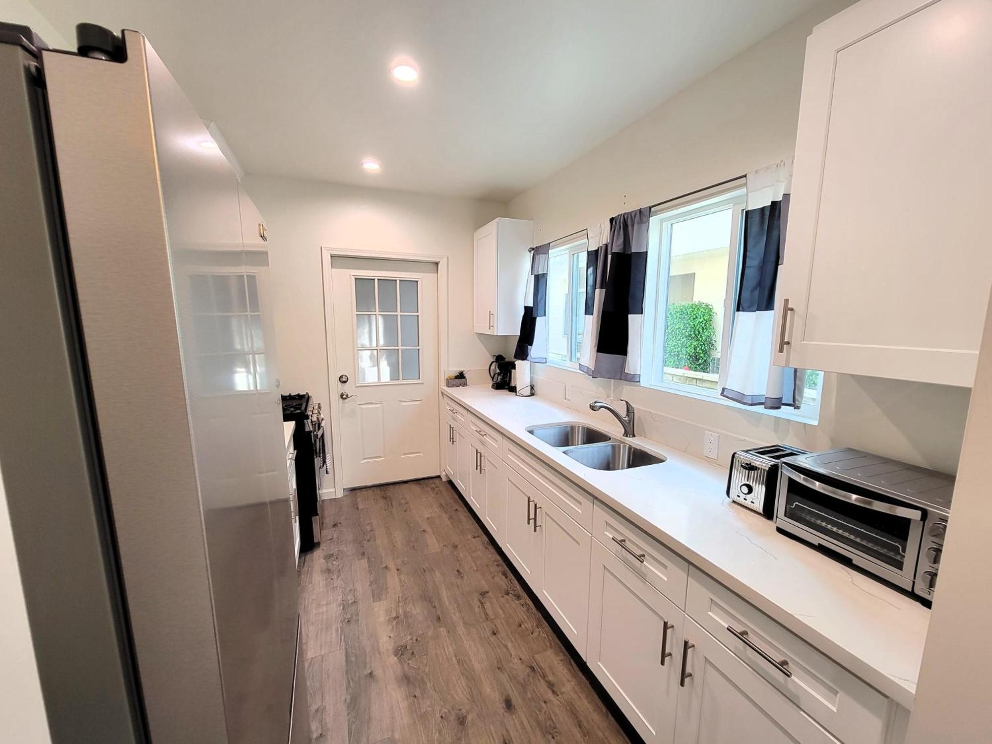 Perfectly Located Pico Robertson Ground Floor 3 Bedroom Walk To Restaurants Wifi Tv Game Console Parking 5 Minutes To Rodeo Drive Los Angeles