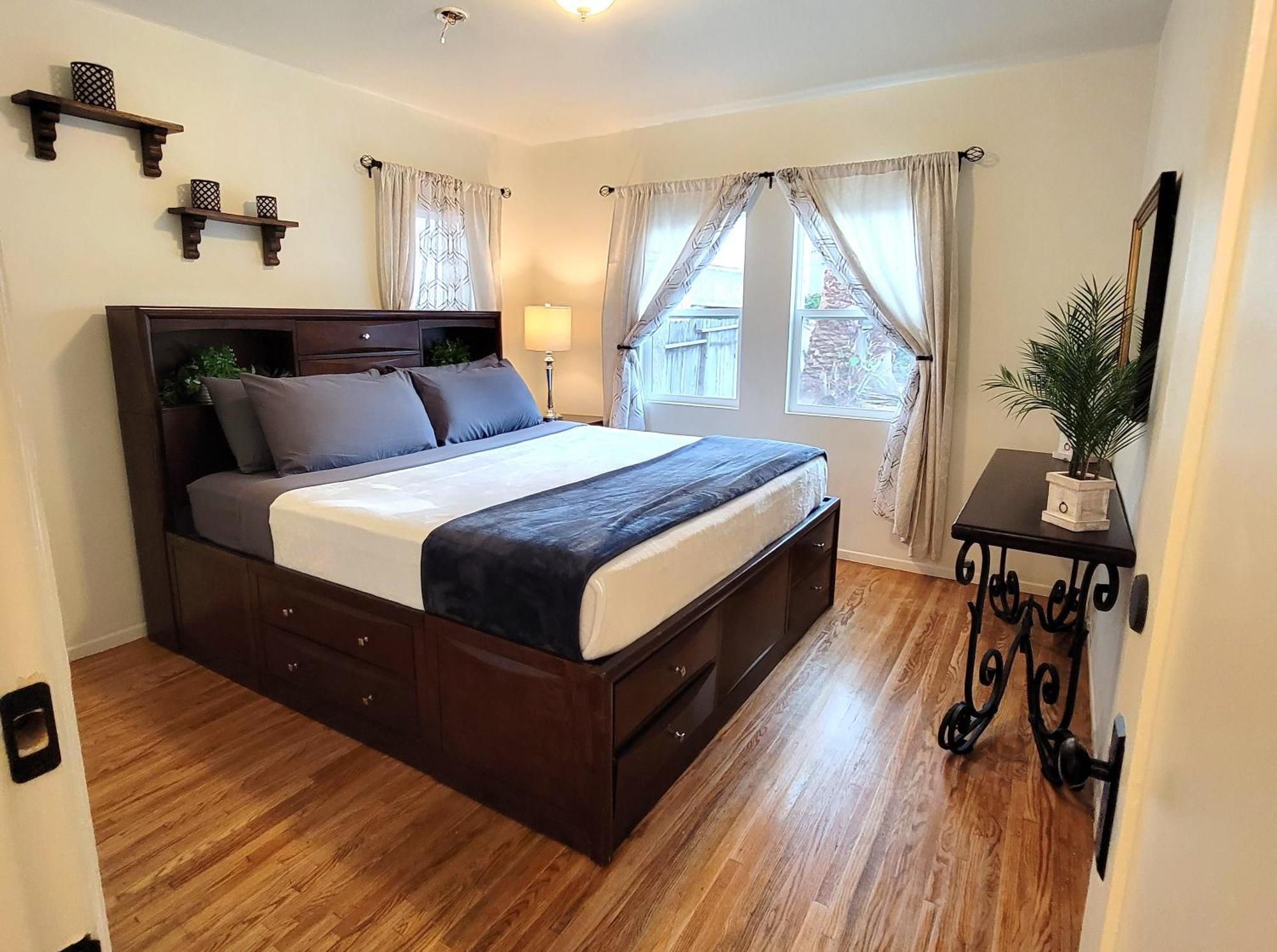 Perfectly Located Pico Robertson Ground Floor 3 Bedroom Walk To Restaurants Wifi Tv Game Console Parking 5 Minutes To Rodeo Drive *
