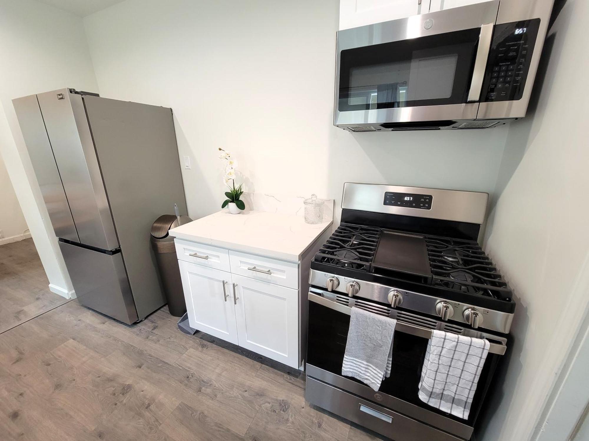 Perfectly Located Pico Robertson Ground Floor 3 Bedroom Walk To Restaurants Wifi Tv Game Console Parking 5 Minutes To Rodeo Drive * Los Angeles