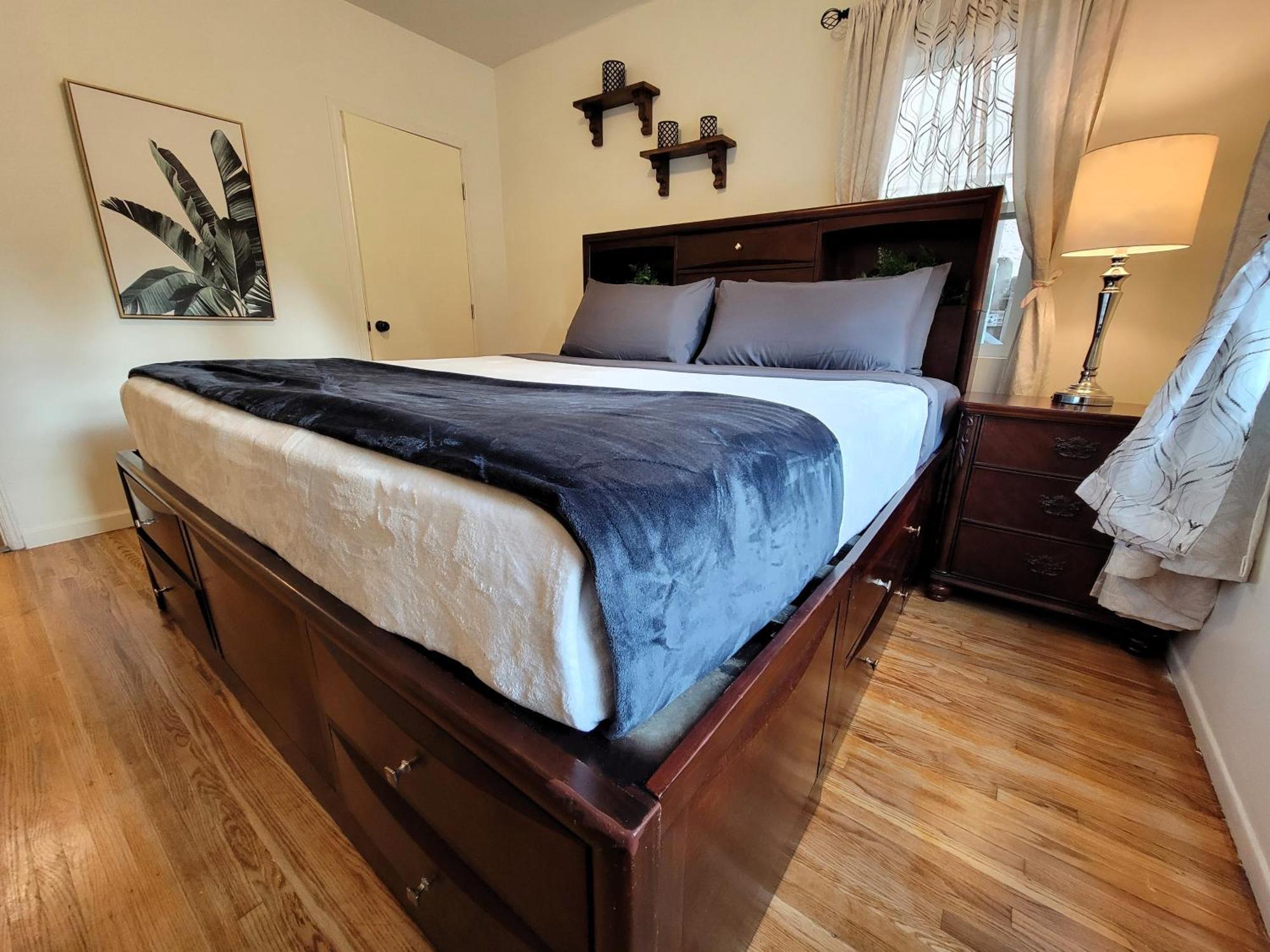 Perfectly Located Pico Robertson Ground Floor 3 Bedroom Walk To Restaurants Wifi Tv Game Console Parking 5 Minutes To Rodeo Drive Apartment