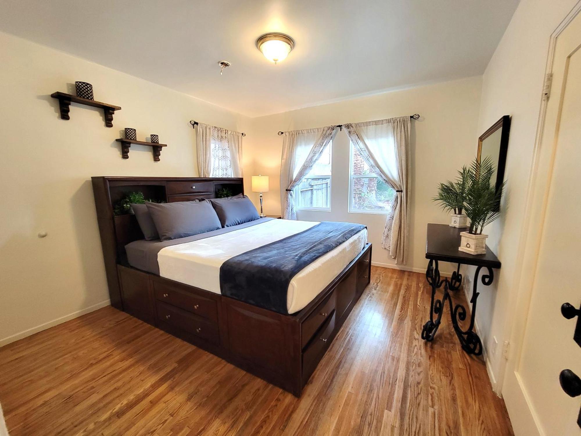 Perfectly Located Pico Robertson Ground Floor 3 Bedroom Walk To Restaurants Wifi Tv Game Console Parking 5 Minutes To Rodeo Drive Apartment *