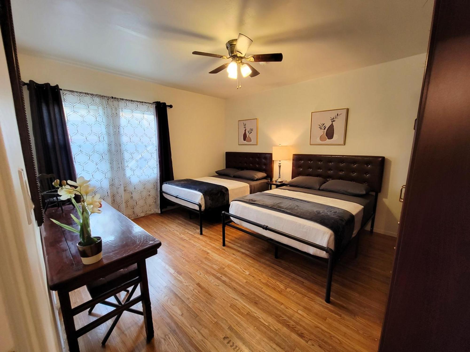 Perfectly Located Pico Robertson Ground Floor 3 Bedroom Walk To Restaurants Wifi Tv Game Console Parking 5 Minutes To Rodeo Drive * Los Angeles