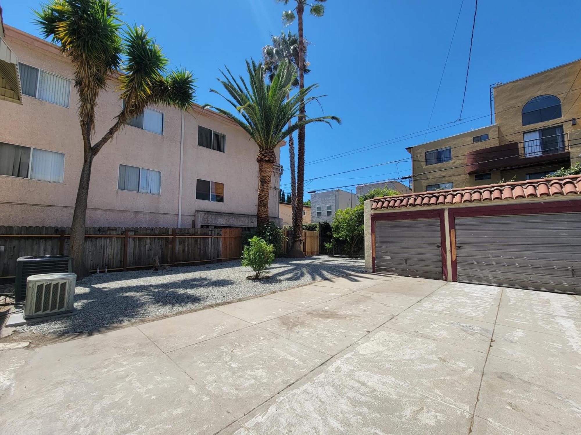 Apartment Perfectly Located Pico Robertson Ground Floor 3 Bedroom Walk To Restaurants Wifi Tv Game Console Parking 5 Minutes To Rodeo Drive *