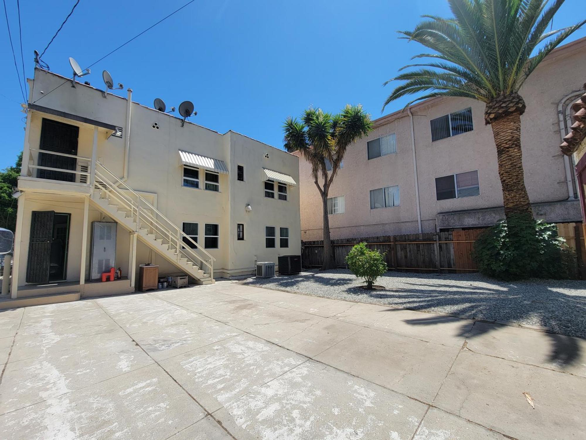 Perfectly Located Pico Robertson Ground Floor 3 Bedroom Walk To Restaurants Wifi Tv Game Console Parking 5 Minutes To Rodeo Drive Apartment *