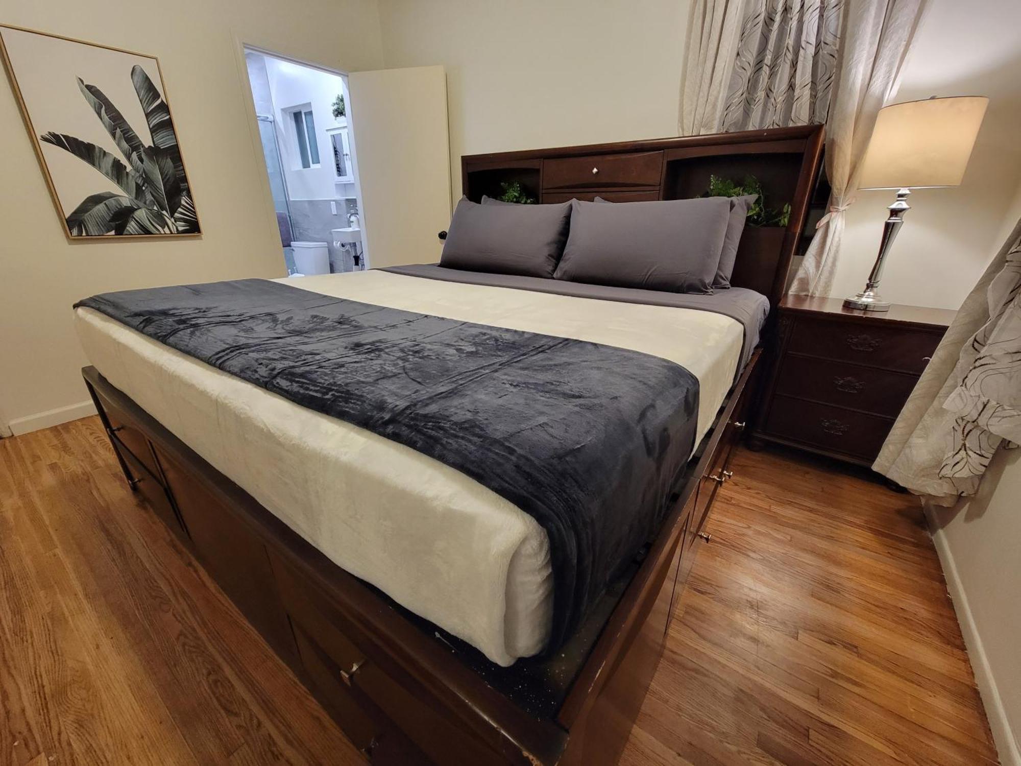 Perfectly Located Pico Robertson Ground Floor 3 Bedroom Walk To Restaurants Wifi Tv Game Console Parking 5 Minutes To Rodeo Drive Apartment Los Angeles