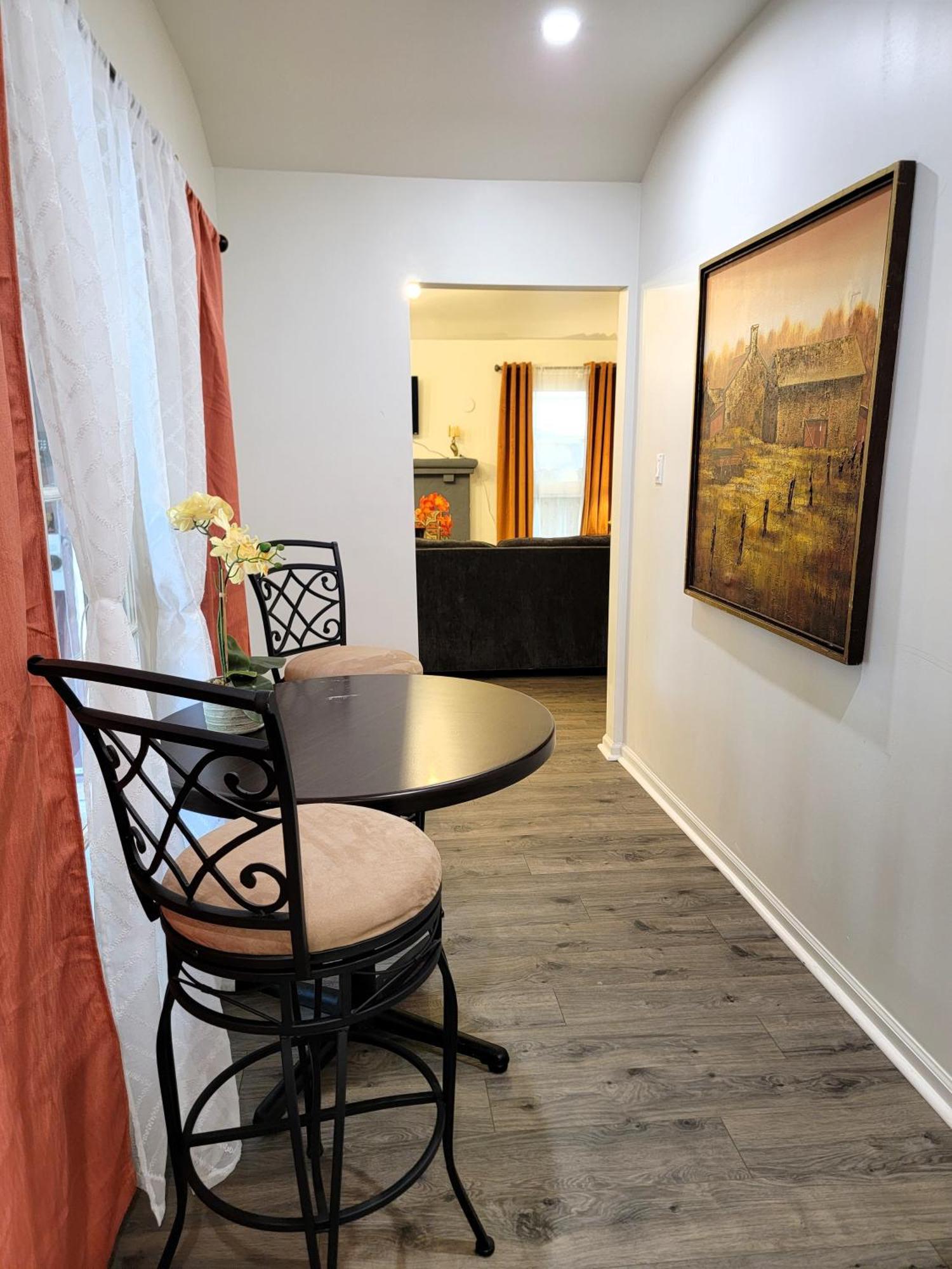 Perfectly Located Pico Robertson Ground Floor 3 Bedroom Walk To Restaurants Wifi Tv Game Console Parking 5 Minutes To Rodeo Drive Apartment Los Angeles