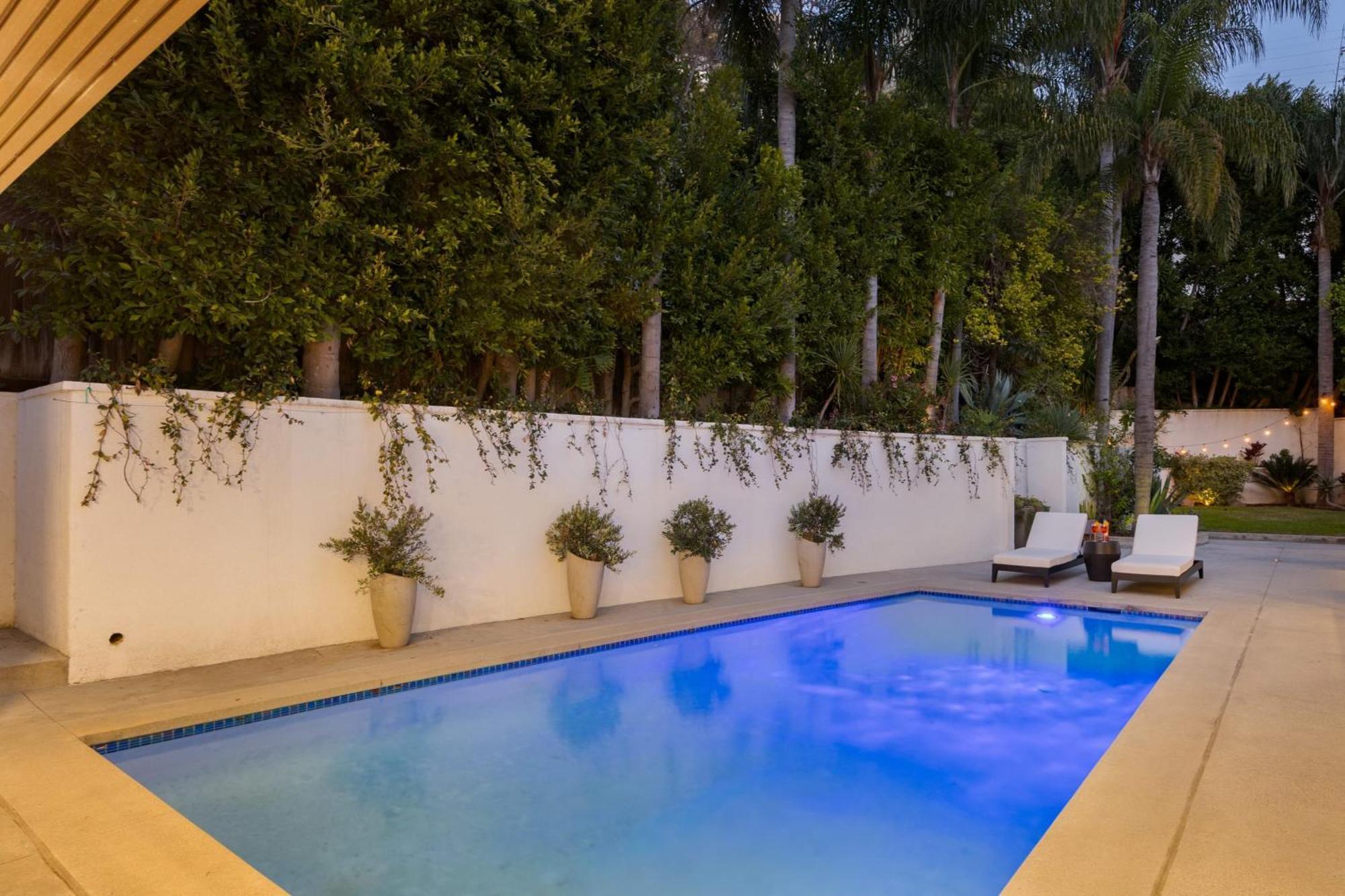 Luxury Hollywood Hills With Pool Outdoor Dining Iconic Views Skyline Holiday home *