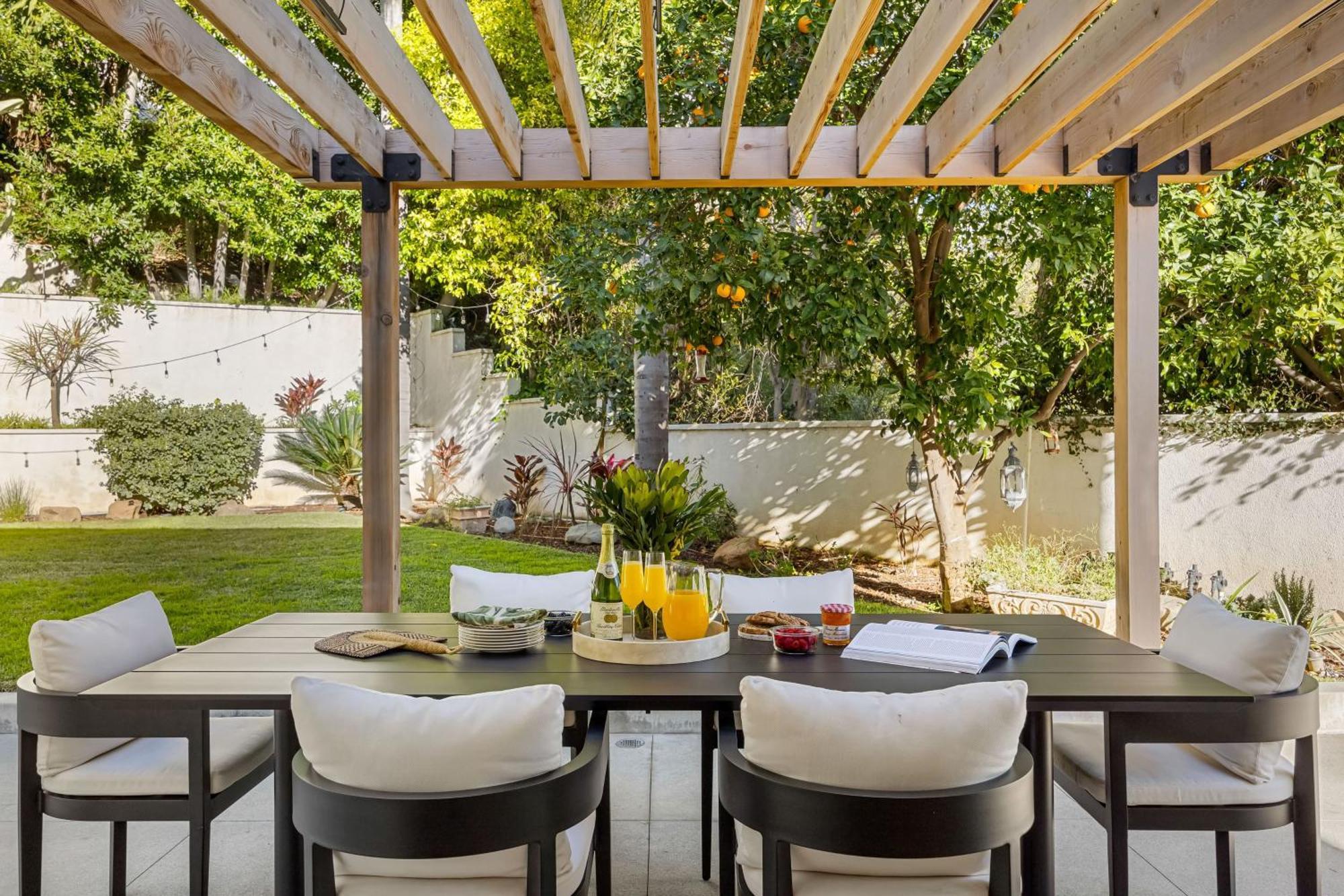 Luxury Hollywood Hills With Pool Outdoor Dining Iconic Views Skyline Holiday home *