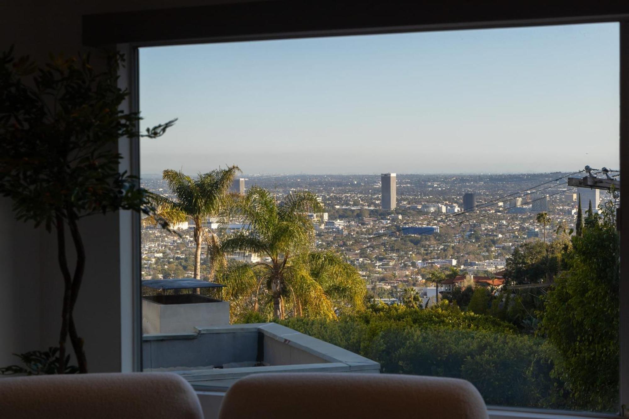 Luxury Hollywood Hills With Pool Outdoor Dining Iconic Views Skyline Holiday home Los Angeles