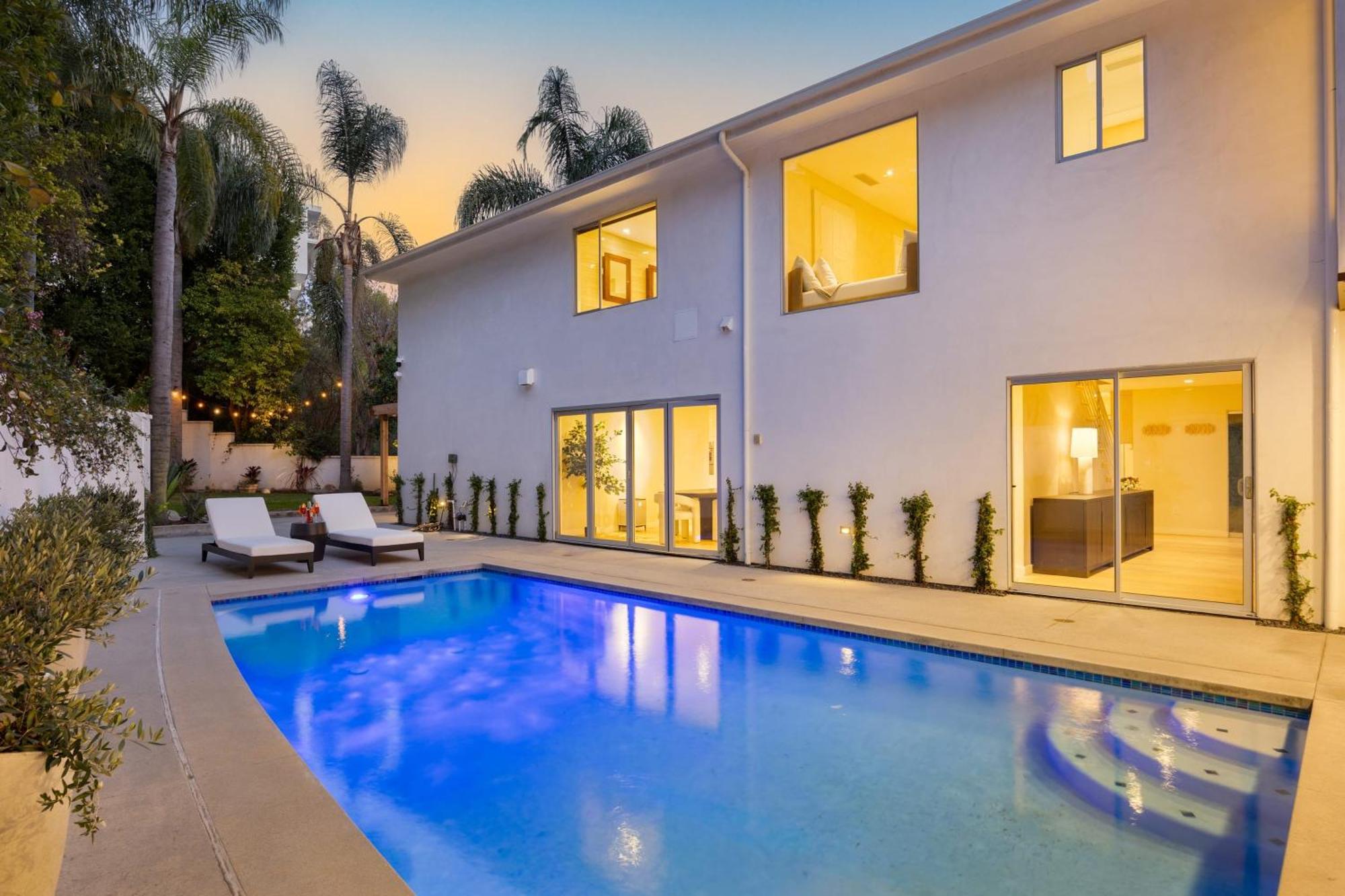 Luxury Hollywood Hills With Pool Outdoor Dining Iconic Views Skyline Holiday home