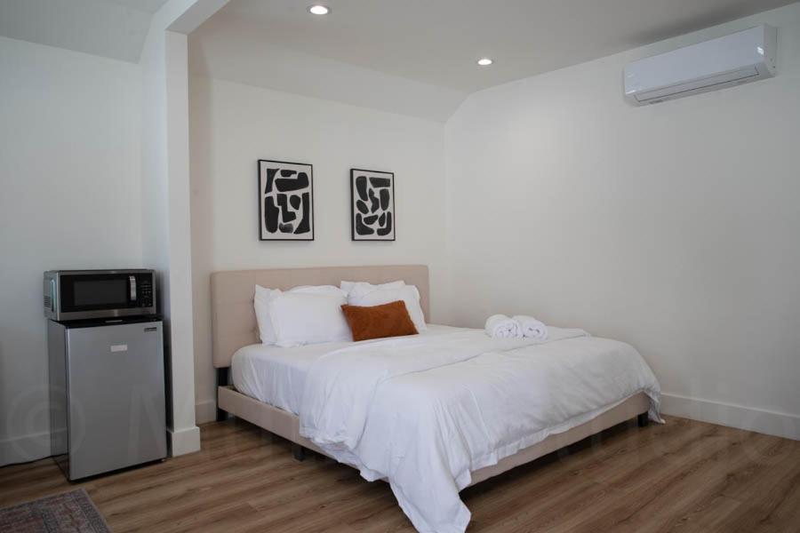 Cute Guest Near Universal Sleeps 4 Los Angeles