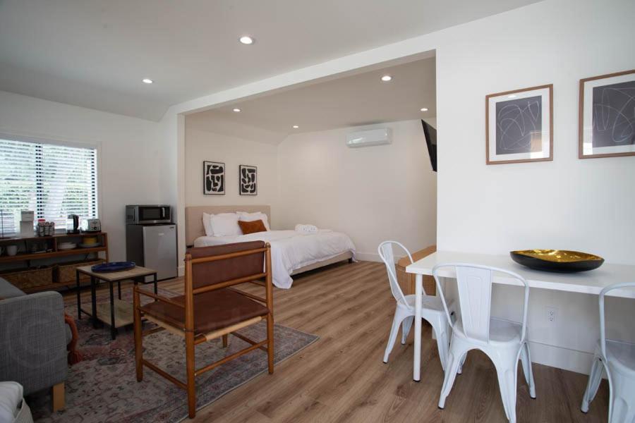 Cute Guest Near Universal Sleeps 4