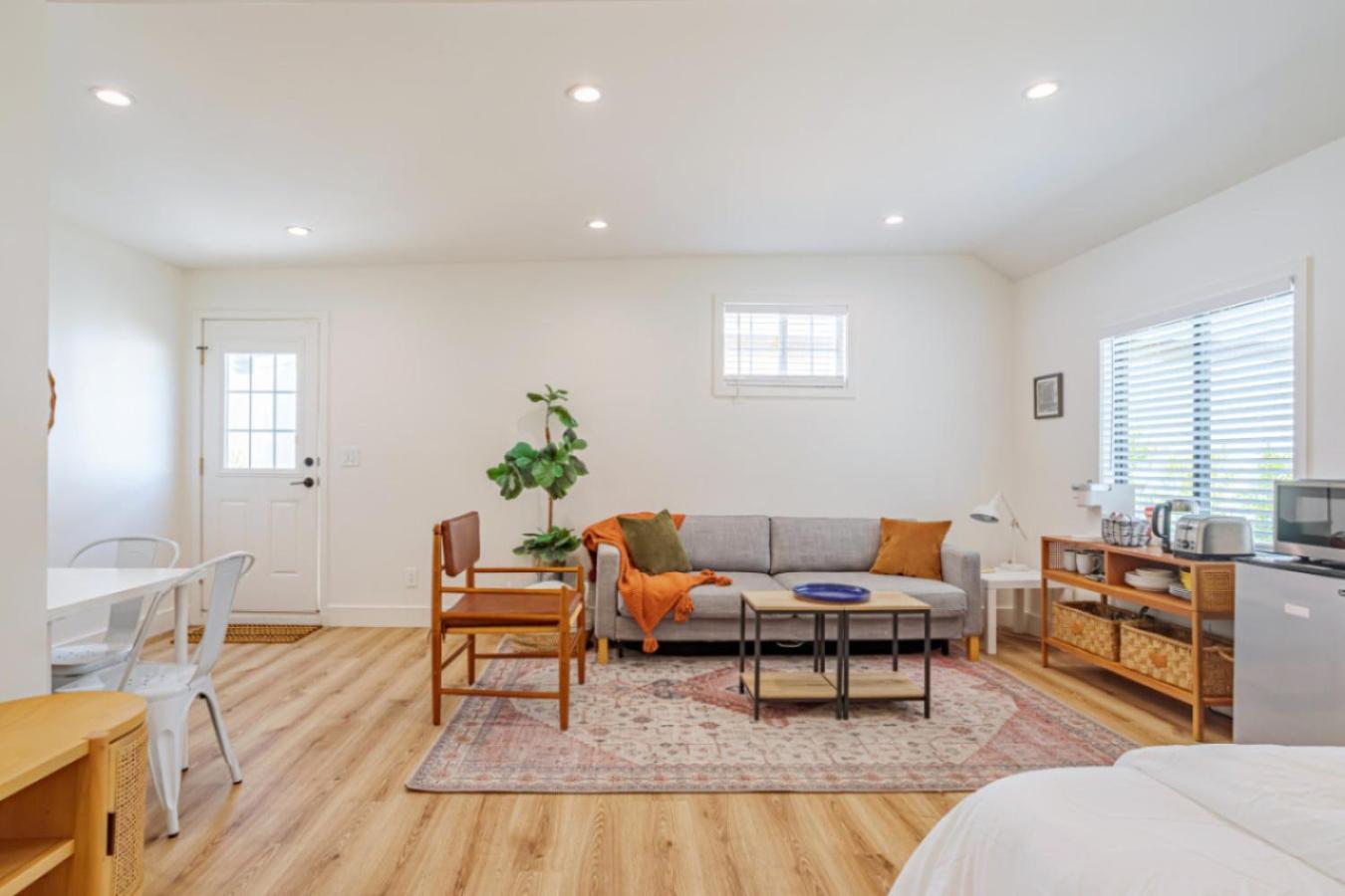 Cute Guest Near Universal Sleeps 4 Los Angeles