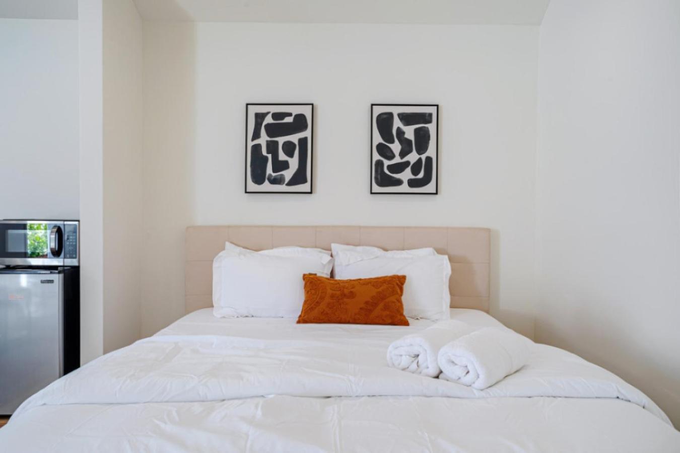 Cute Guest Near Universal Sleeps 4 Los Angeles