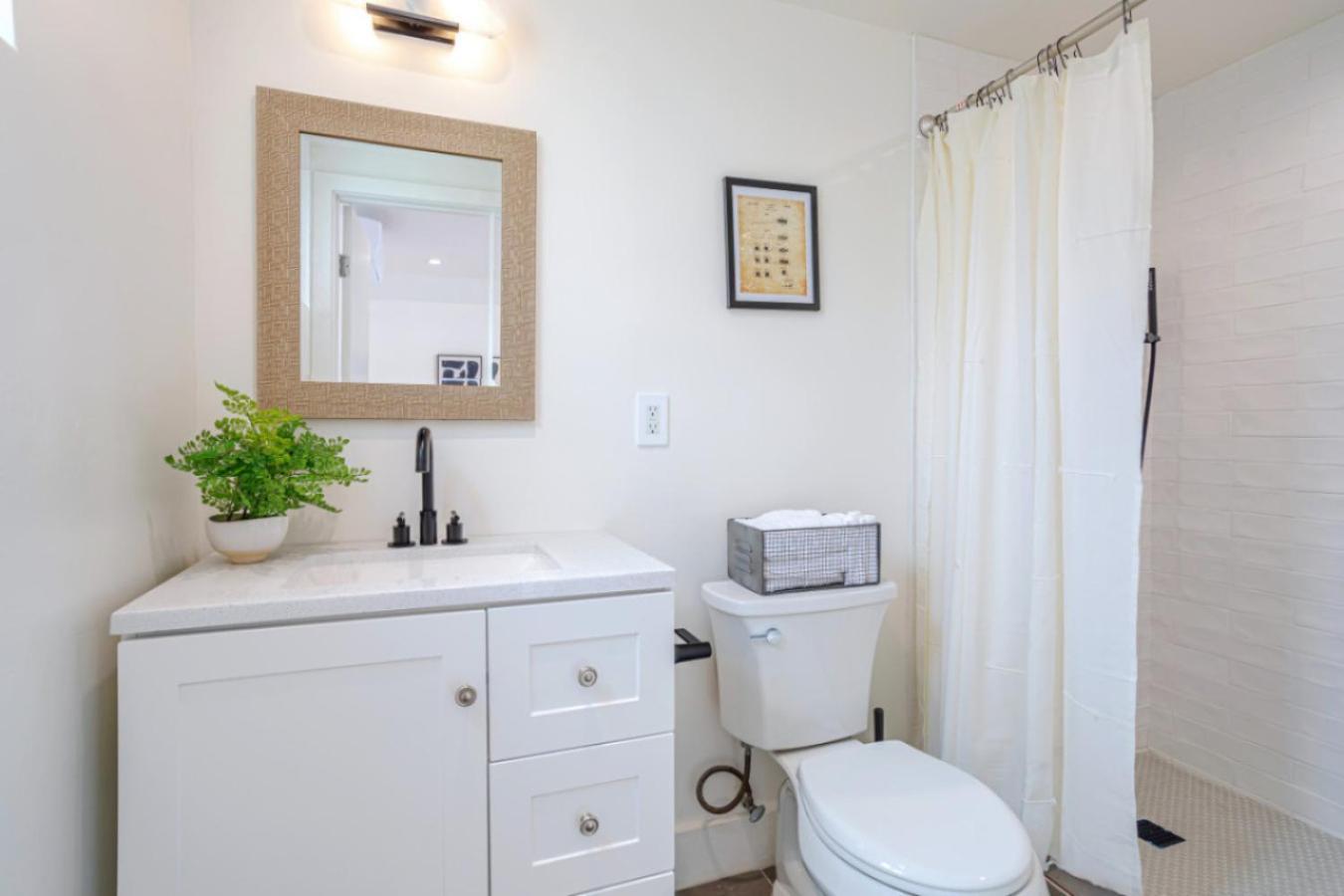 Cute Guest Near Universal Sleeps 4