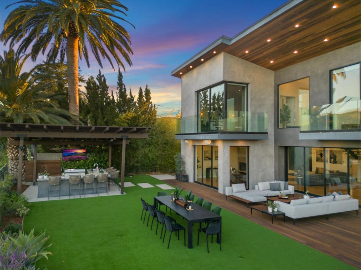 Skyline Luxury Haven Apartment