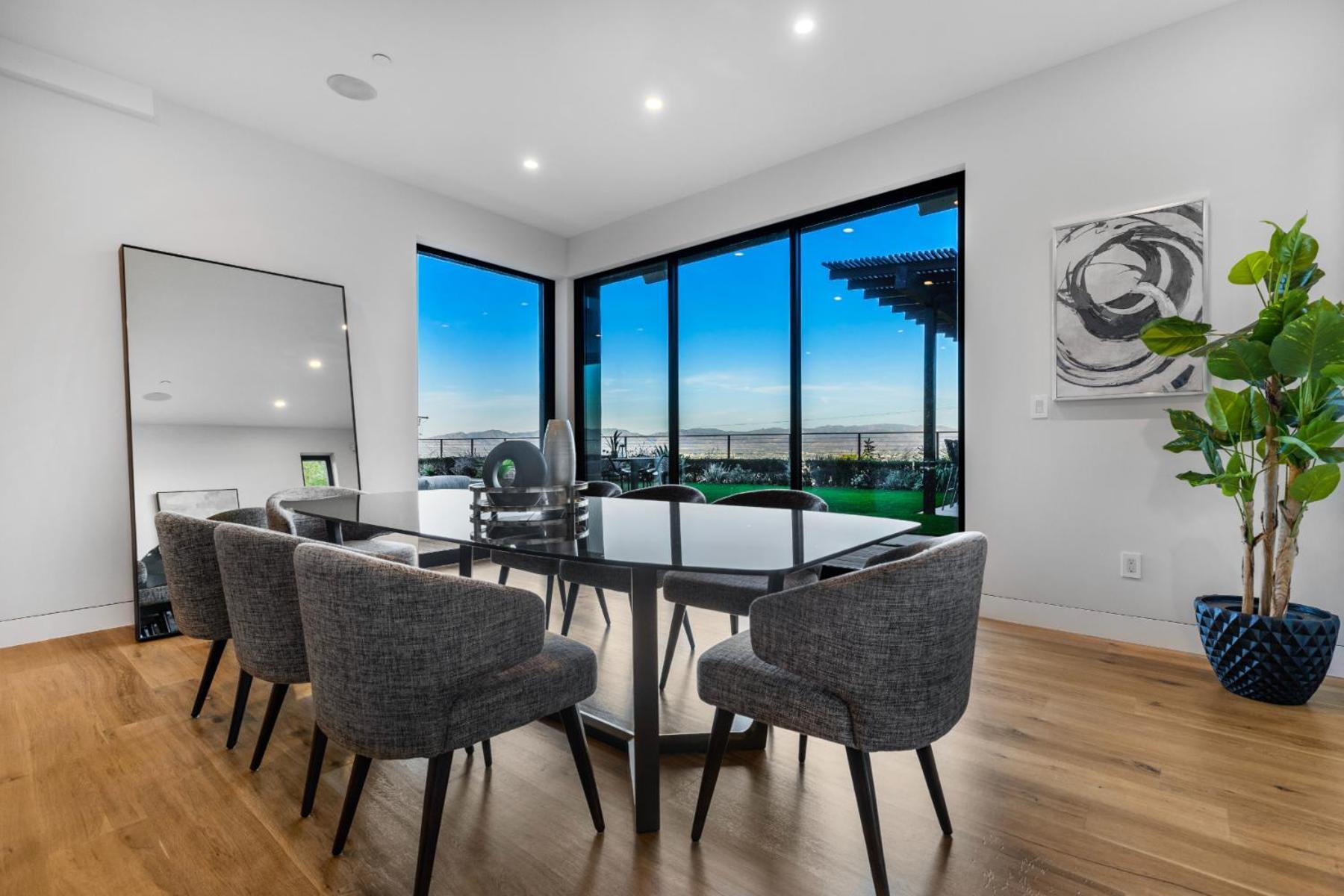 Skyline Luxury Haven Apartment *