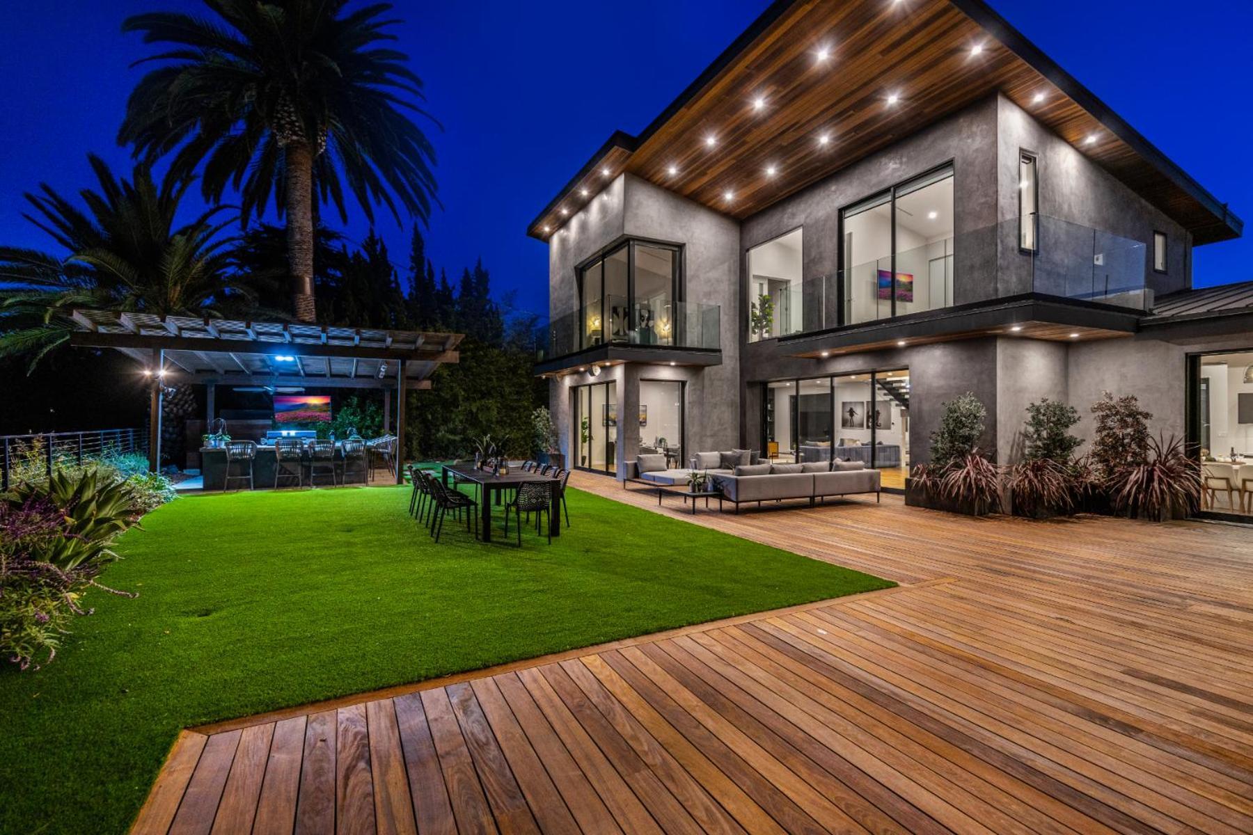 Skyline Luxury Haven Apartment