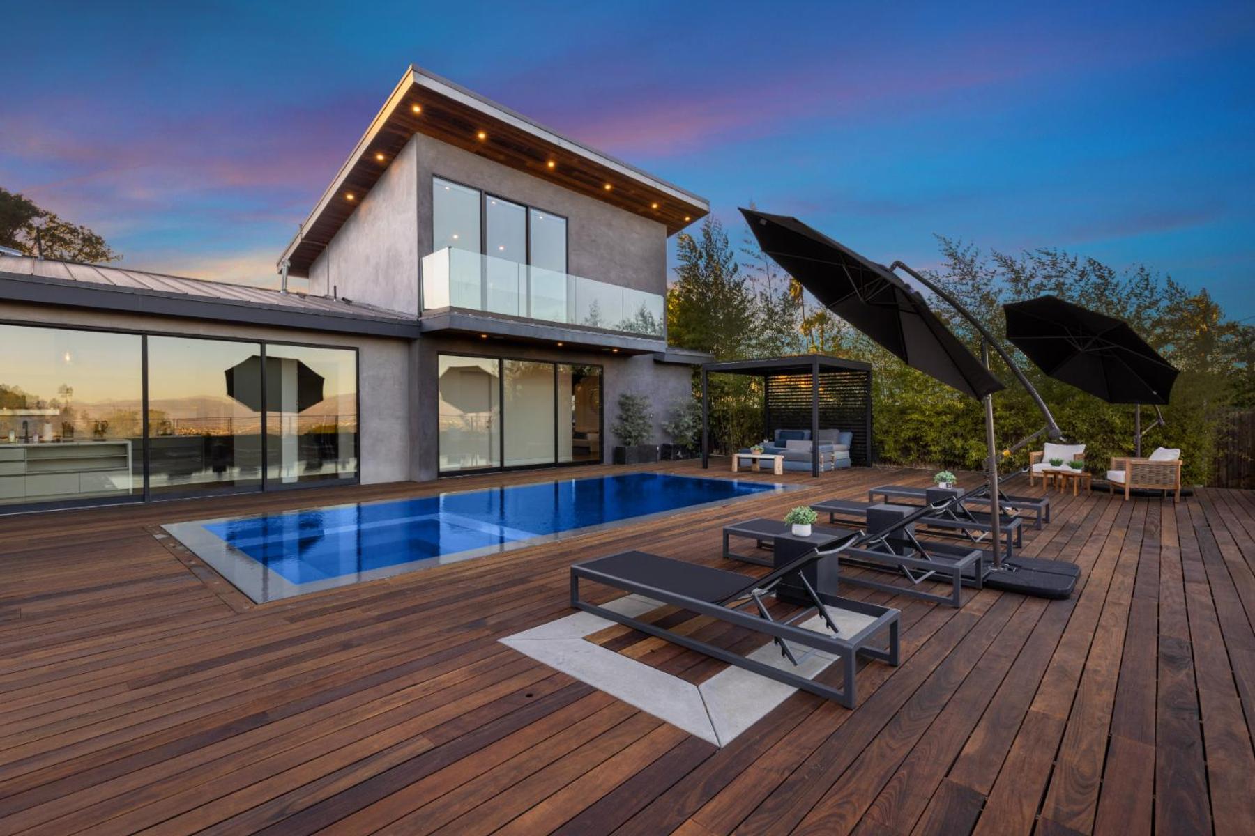 Skyline Luxury Haven Apartment