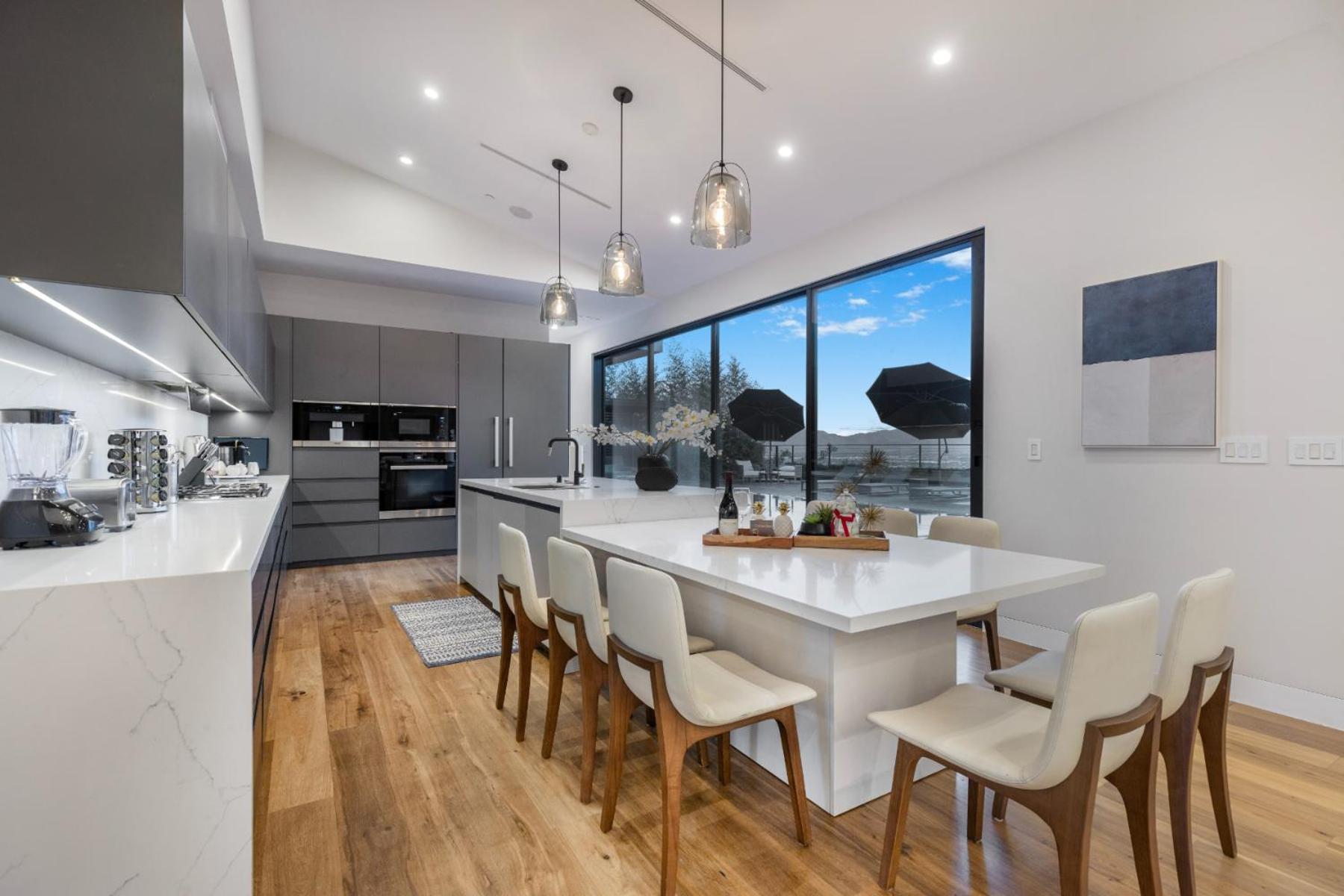 Skyline Luxury Haven Apartment