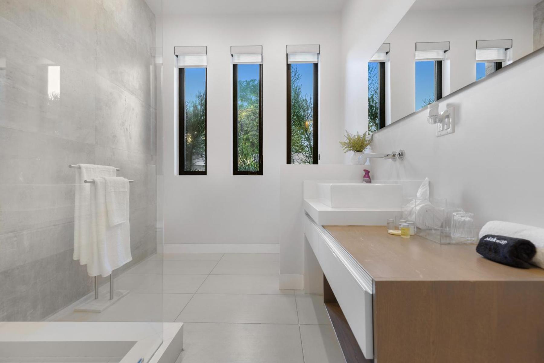 Skyline Luxury Haven Apartment