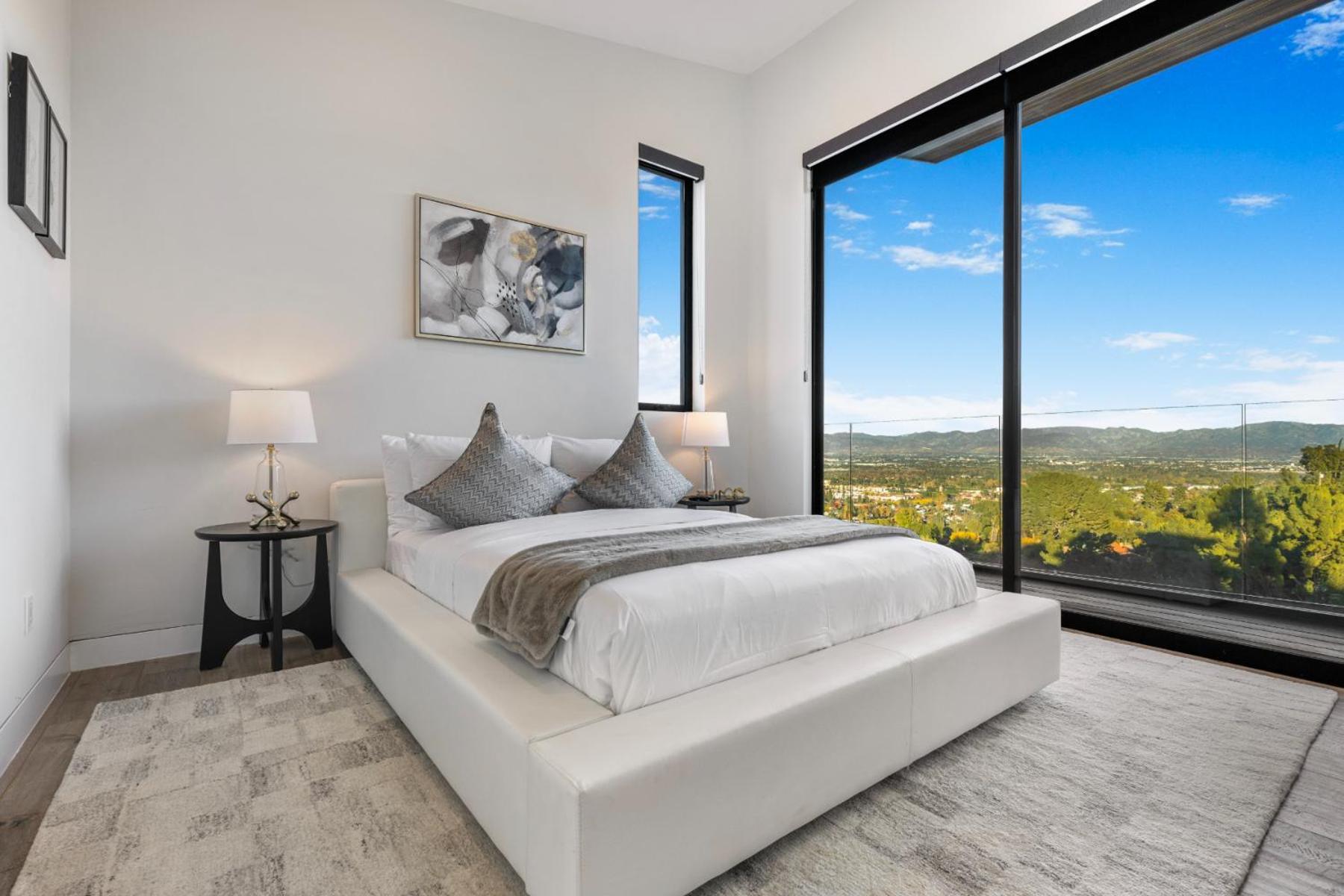 Skyline Luxury Haven Apartment *