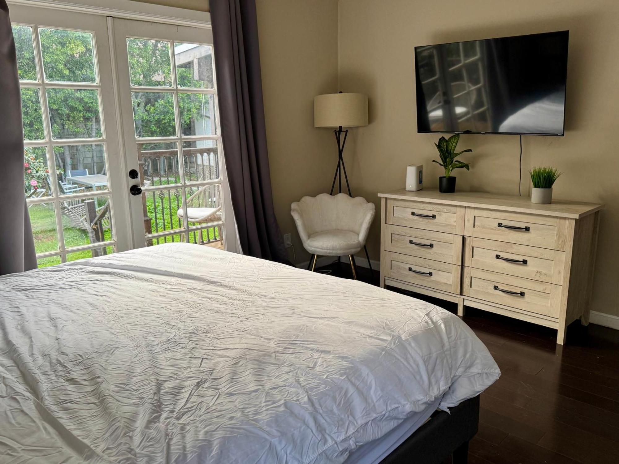 Guest house Spanish In West Hollywood