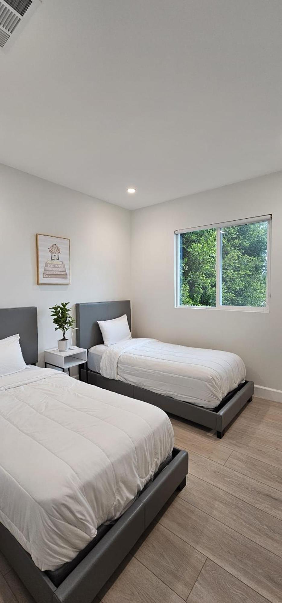 Modern 3 Bedroom Guest In Quiet Area Newly Built 10 Minutes To Rodeo Drive *
