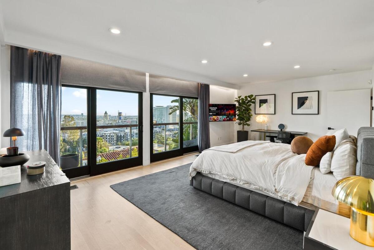 Hollywood Hills 3 Bedroom Views And Jacuzzi Holiday home *