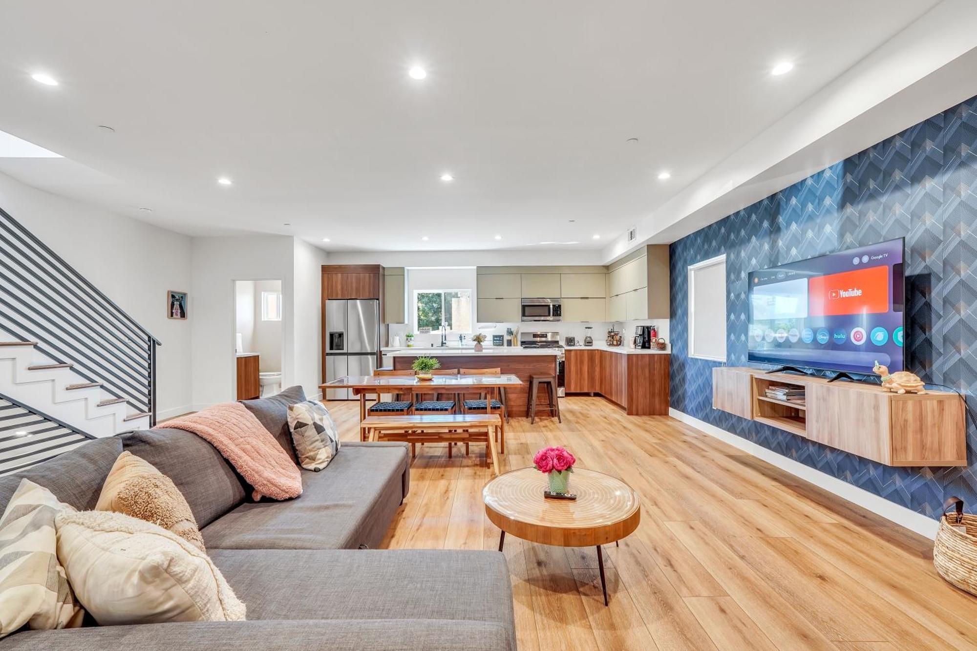 Luxurious Townhome W/3 Master Gated Parking Holiday home