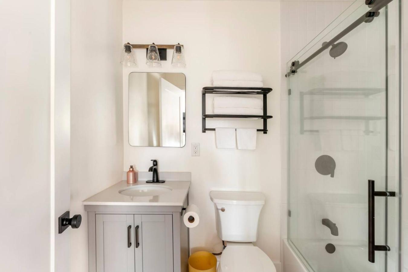 Stylish Gated Retreat In East Hollywood With Parking *