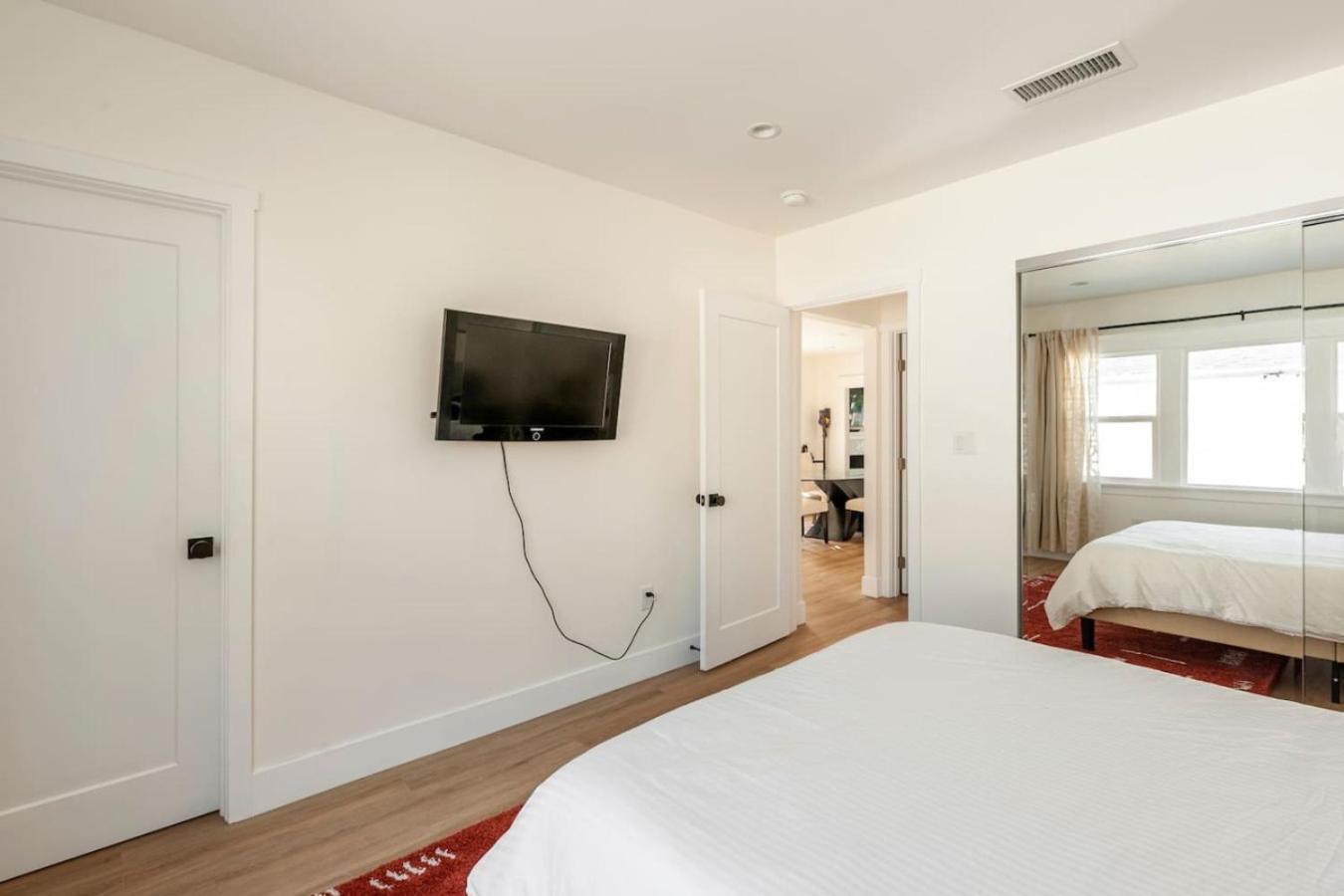 Stylish Gated Retreat In East Hollywood With Parking