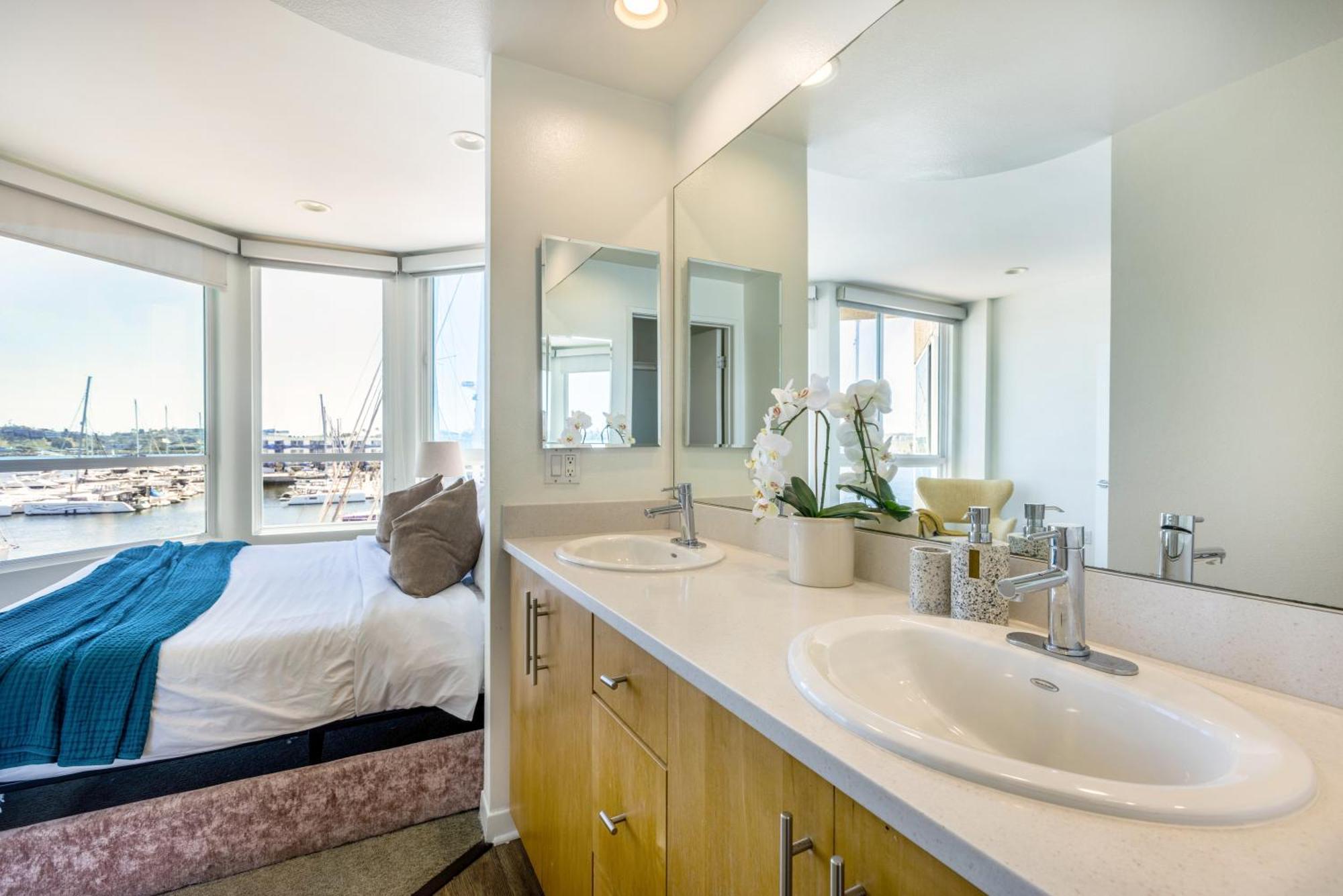 Waterfront 2br Duplex Stunning Marina Views Apartment