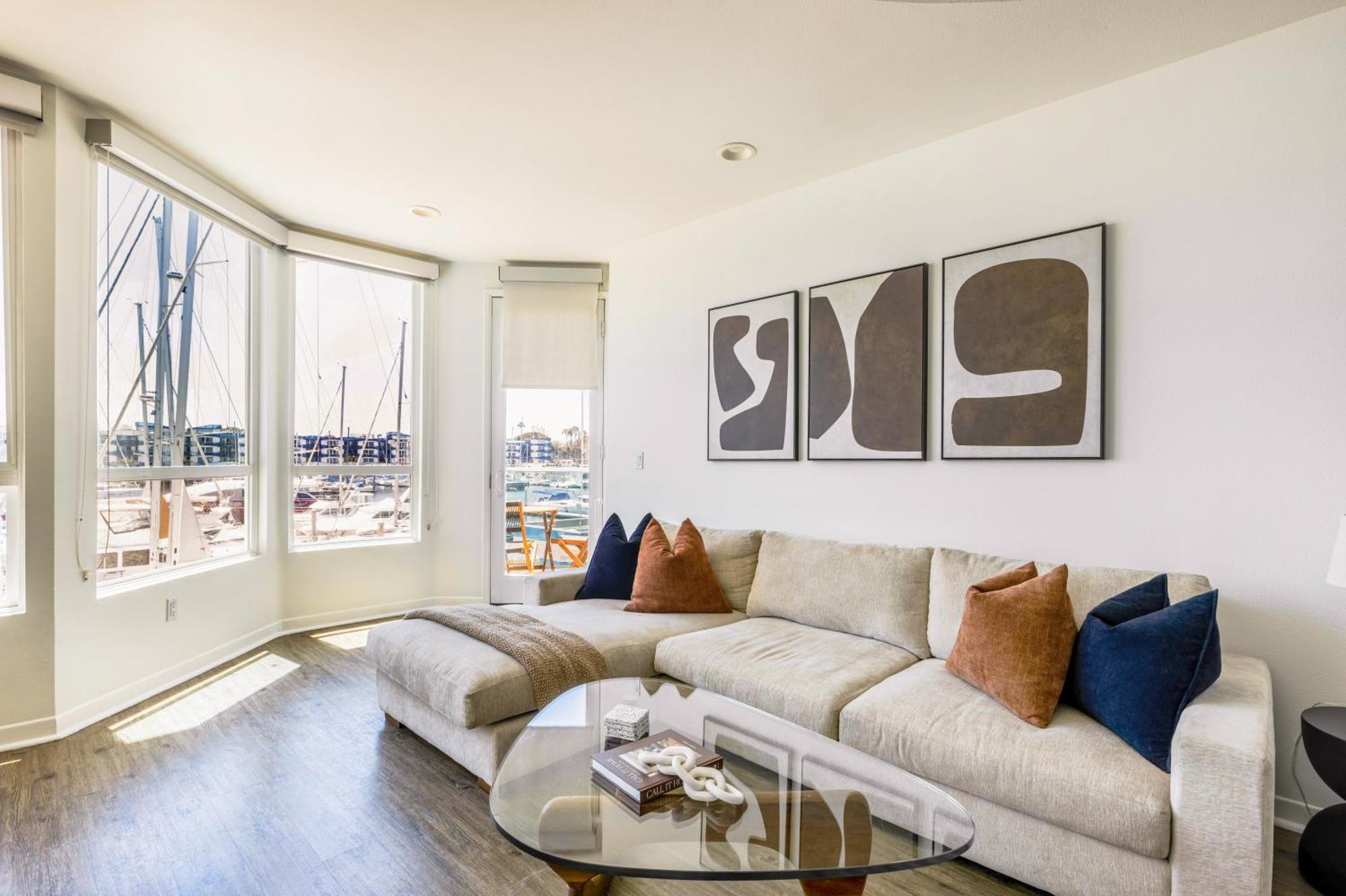 Waterfront 2br Duplex Stunning Marina Views Apartment