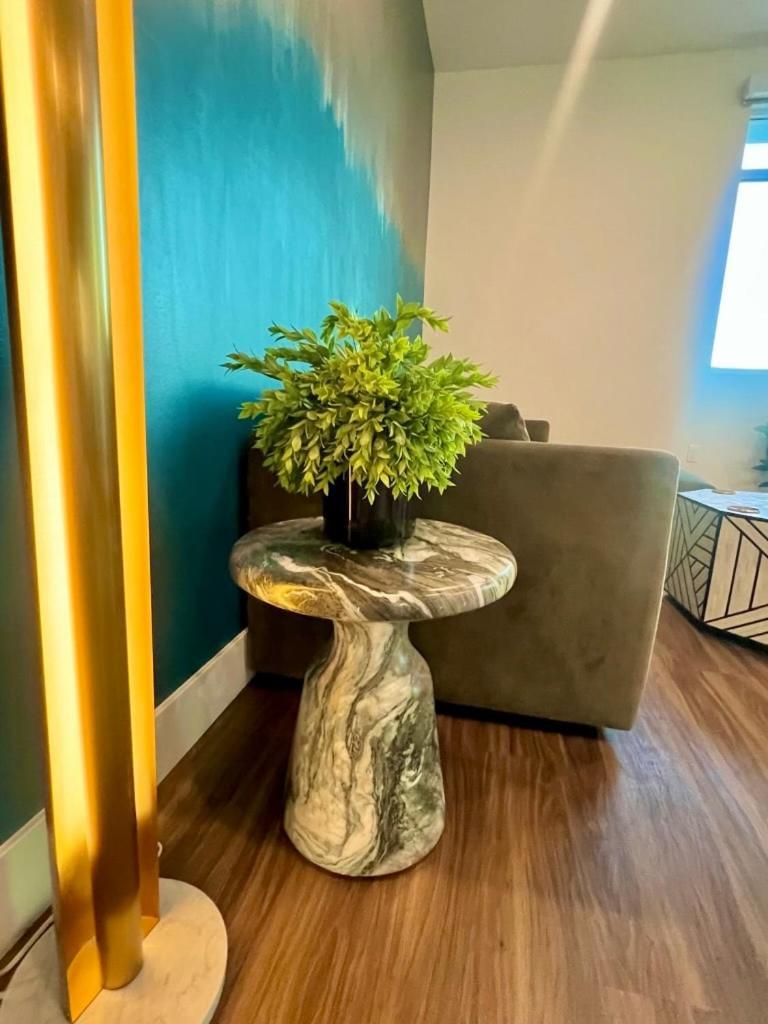 Penthouse With Hollywood Sign View 2 Bedrooms With 3 Beds Aparthotel Los Angeles