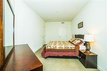 Hotel C. Allen Suites