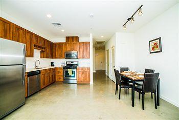 Hotel C. Allen Suites