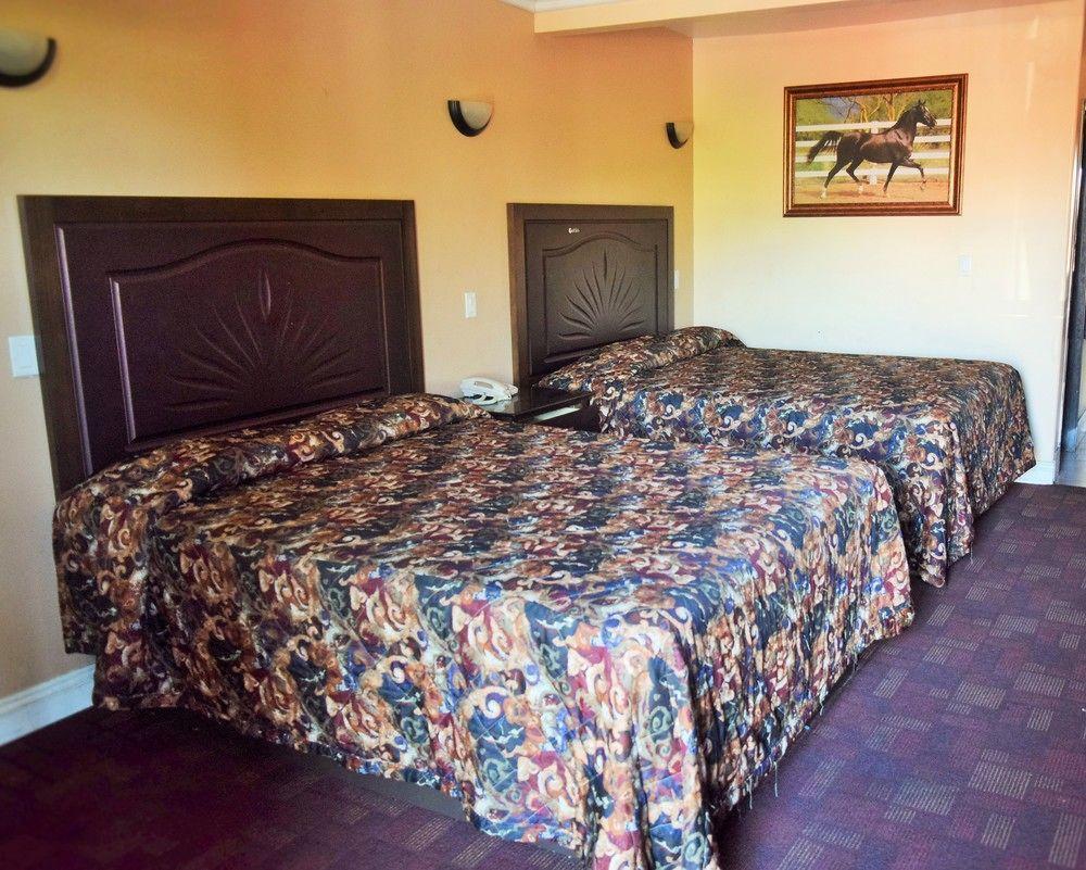 Bronco Motel *